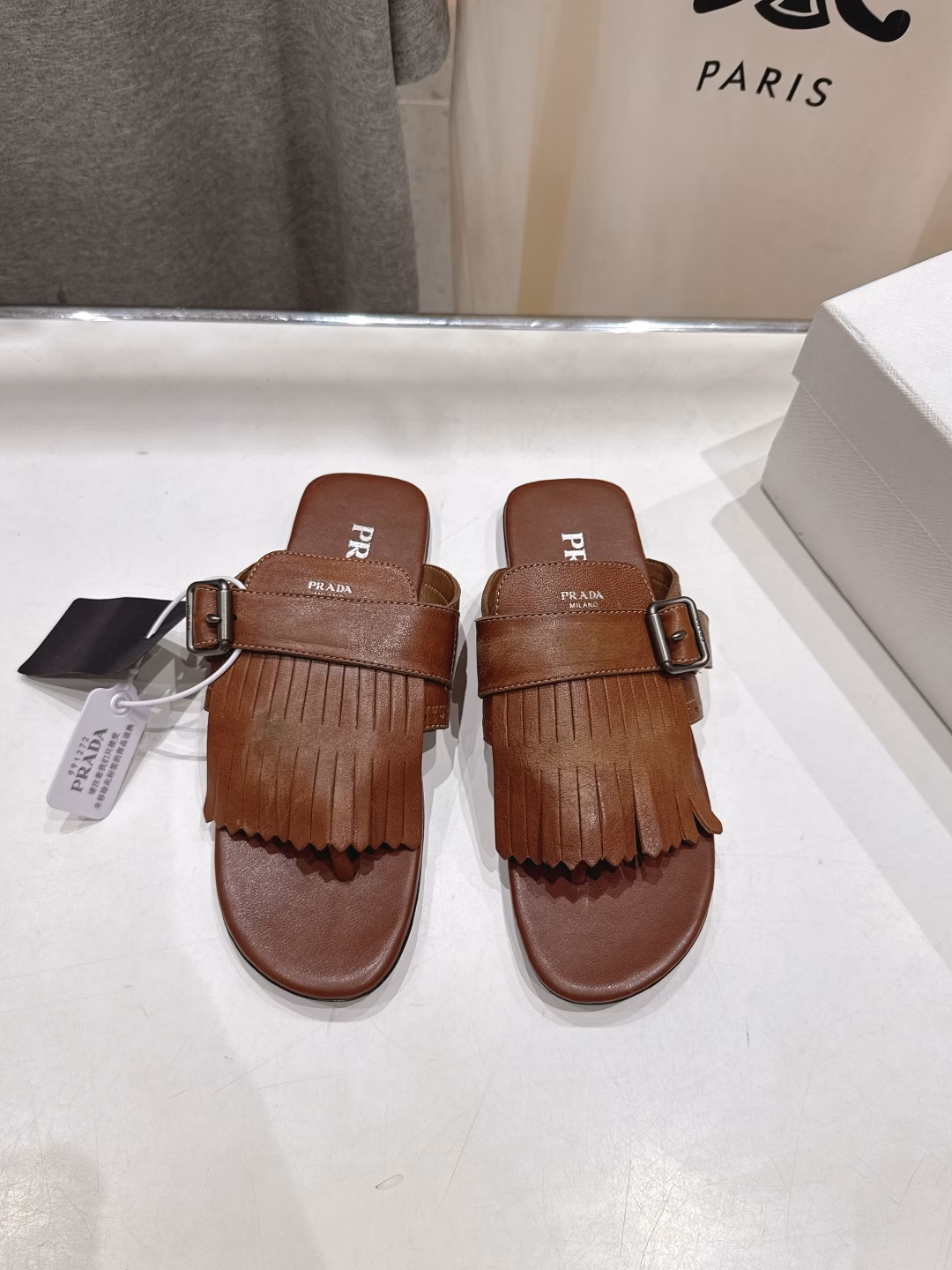 Prada 2025ss summer 🆕 counter new product. Brogue retro tassel flat flip flops ~Handsome and versatile, full of fashion sense! Super comfortable to wear, very easy to control a pair of shoes. Purchased from HK original, 1:1 perfect reproduction, original distressed effect, whether it is leather or all details, must be exactly the same as ZP