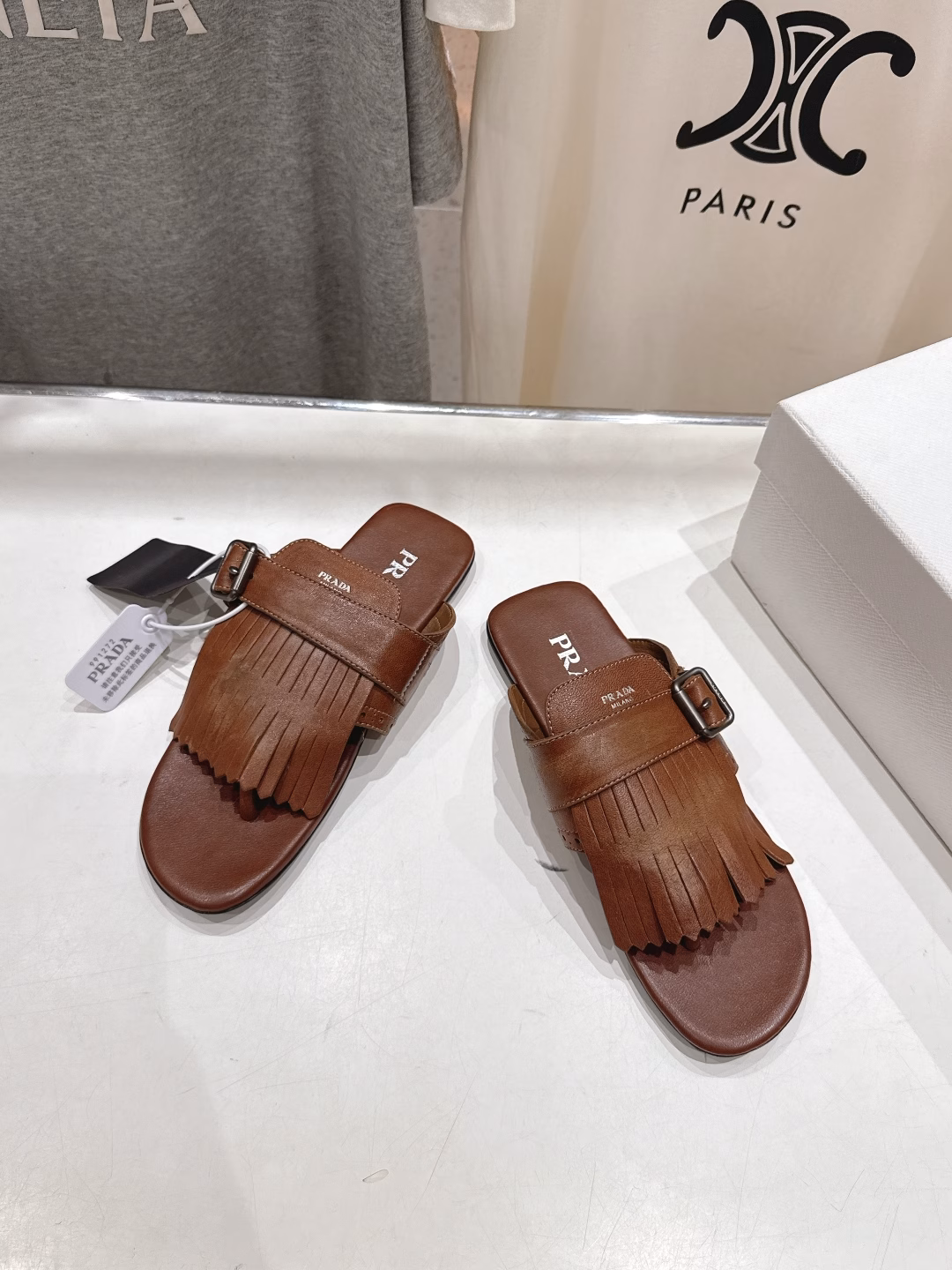 Prada 2025ss summer 🆕 counter new product. Brogue retro tassel flat flip flops ~Handsome and versatile, full of fashion sense! Super comfortable to wear, very easy to control a pair of shoes. Purchased from HK original, 1:1 perfect reproduction, original distressed effect, whether it is leather or all details, must be exactly the same as ZP