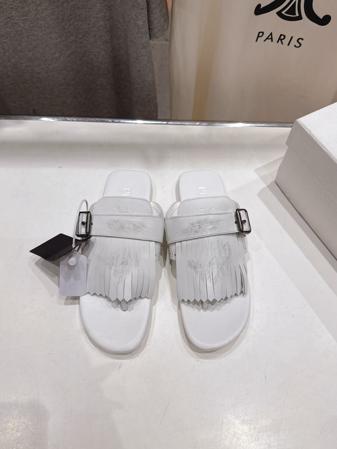 Prada 2025ss summer 🆕 counter new product. Brogue retro tassel flat flip flops ~Handsome and versatile, full of fashion sense! Super comfortable to wear, very easy to control a pair of shoes. Purchased from HK original, 1:1 perfect reproduction, original distressed effect, whether it is leather or all details, must be exactly the same as ZP