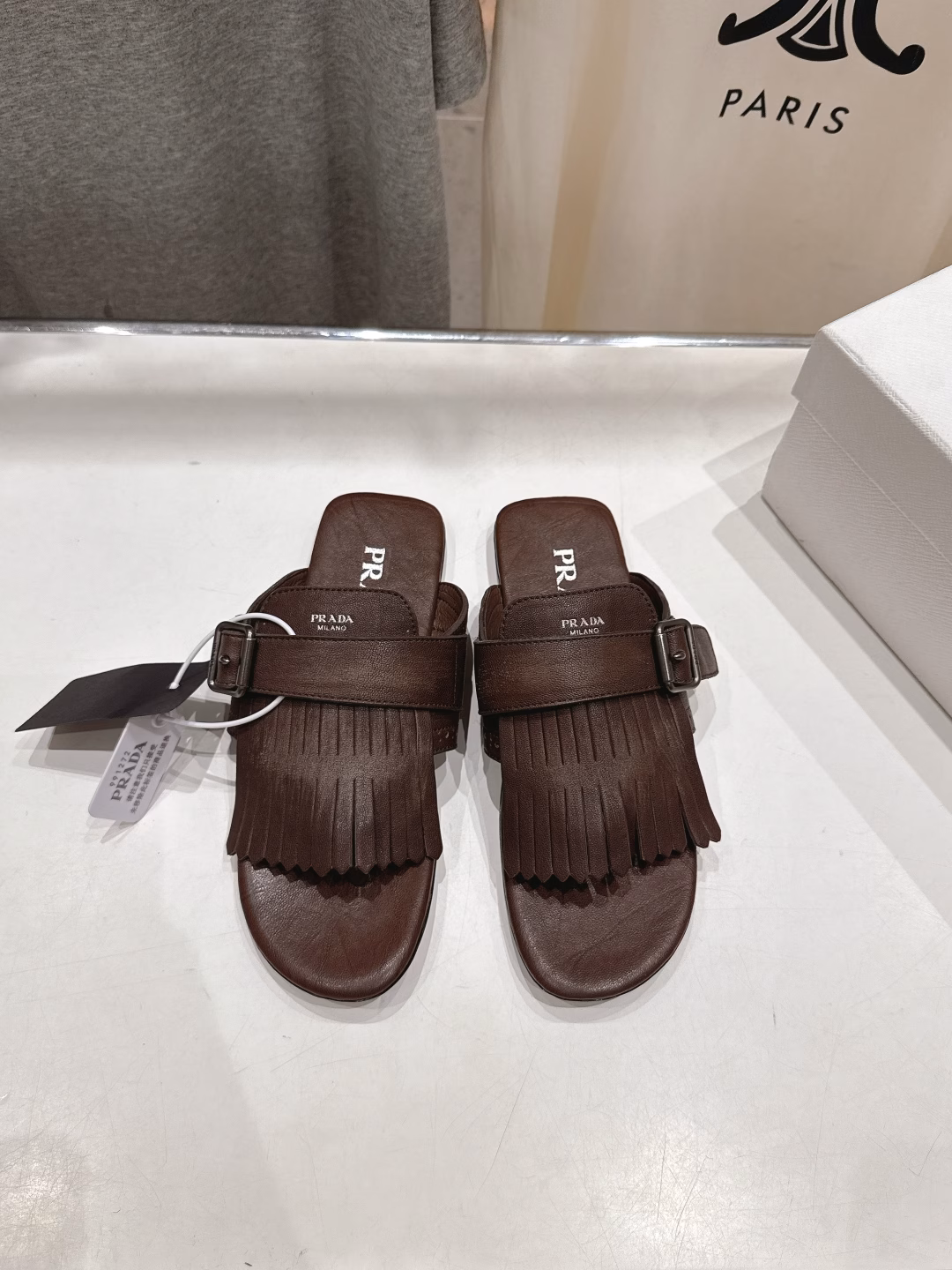 Prada 2025ss summer 🆕 counter new product. Brogue retro tassel flat flip flops ~Handsome and versatile, full of fashion sense! Super comfortable to wear, very easy to control a pair of shoes. Purchased from HK original, 1:1 perfect reproduction, original distressed effect, whether it is leather or all details, must be exactly the same as ZP