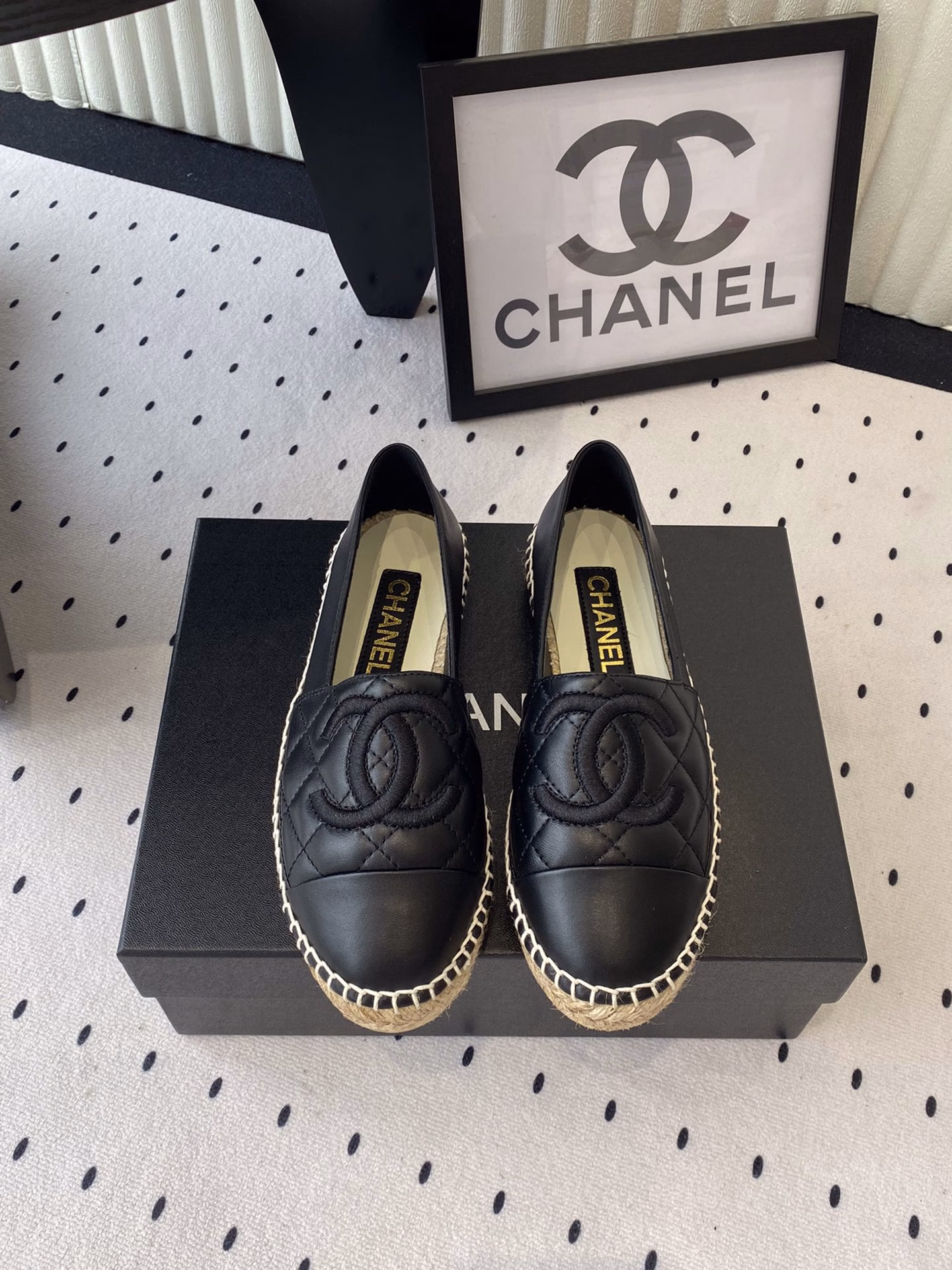 Chanel's new fisherman shoes are designed and made with heavy craftsmanship in summer. They are fashionable, casual and versatile. They are very comfortable to wear. Imported sheepskin uppers, sheepskin pads, and original hemp rope braided outsole