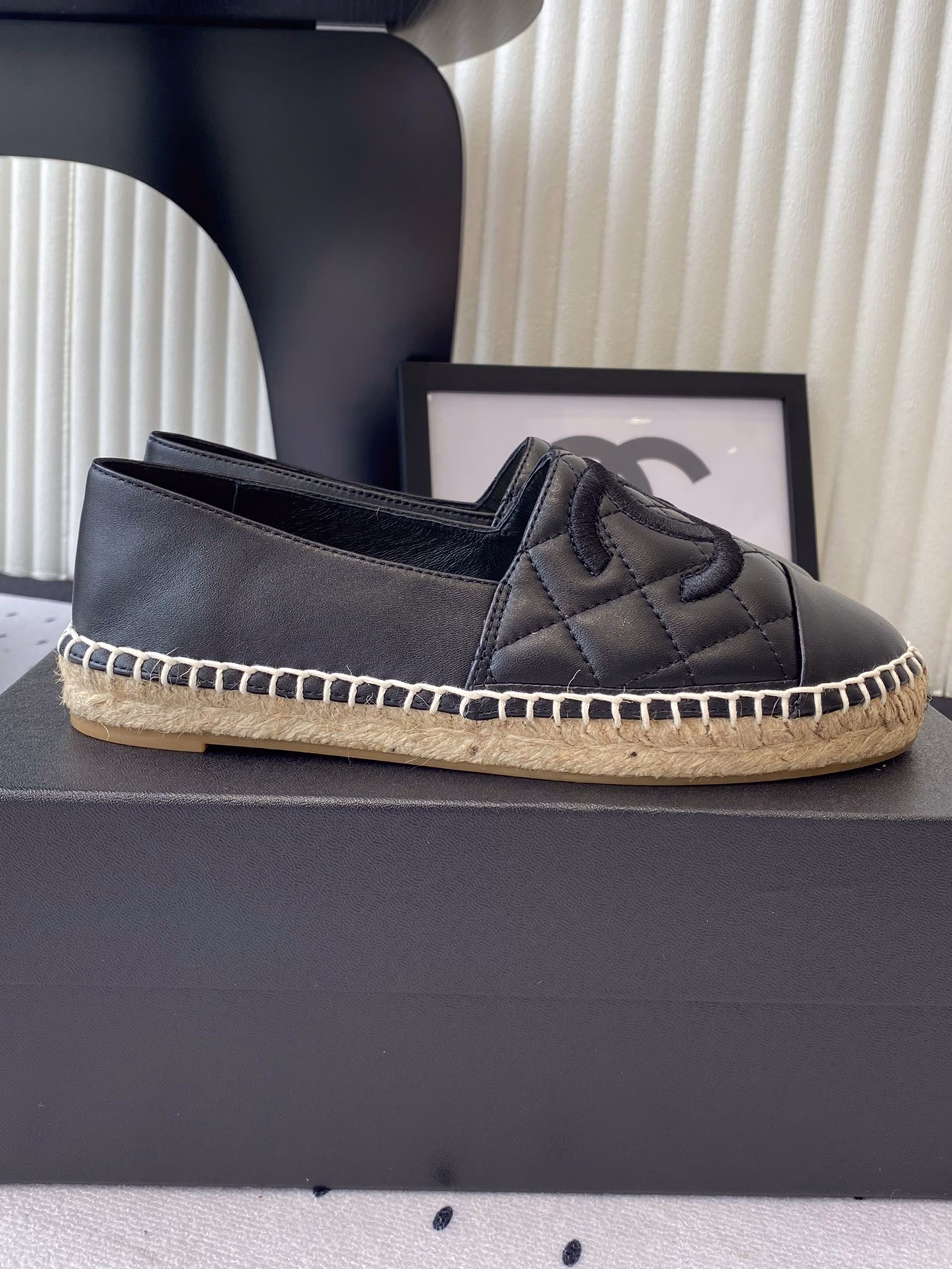 Chanel's new fisherman shoes are designed and made with heavy craftsmanship in summer. They are fashionable, casual and versatile. They are very comfortable to wear. Imported sheepskin uppers, sheepskin pads, and original hemp rope braided outsole