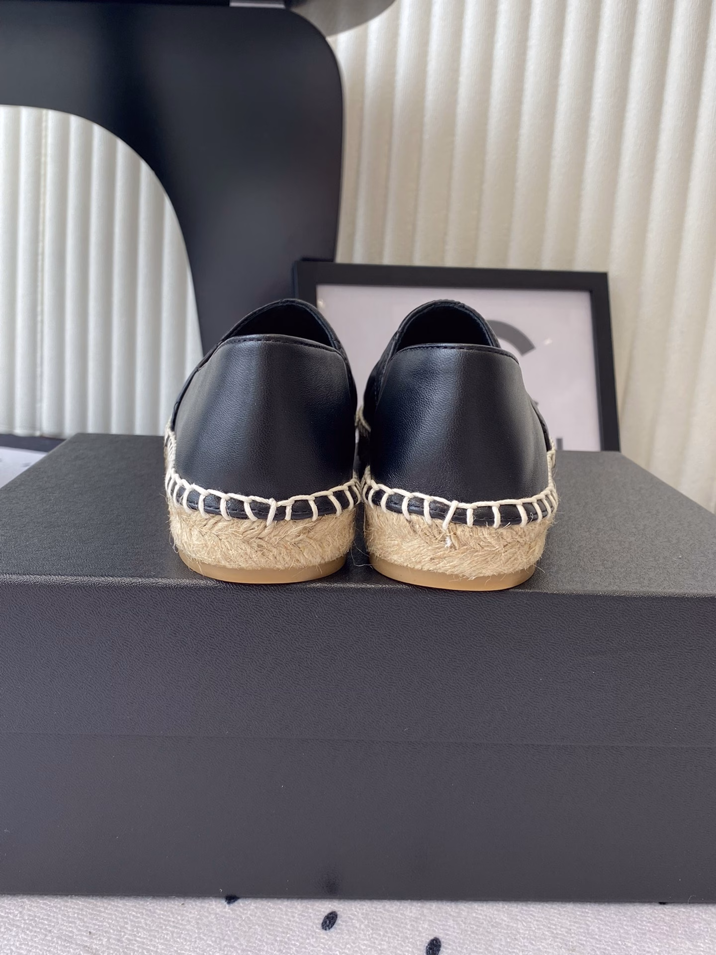 Chanel's new fisherman shoes are designed and made with heavy craftsmanship in summer. They are fashionable, casual and versatile. They are very comfortable to wear. Imported sheepskin uppers, sheepskin pads, and original hemp rope braided outsole