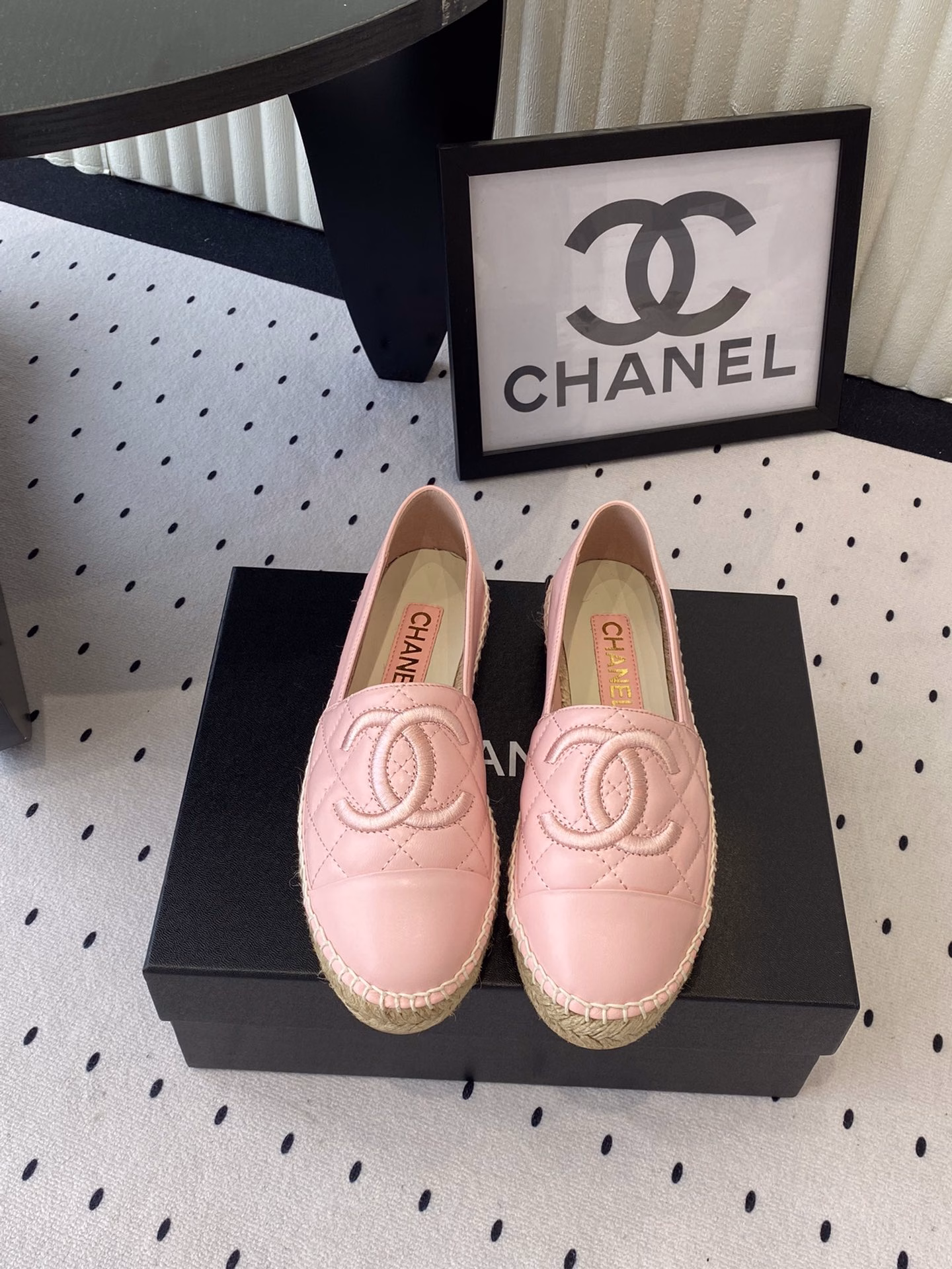 Chanel's new fisherman shoes are designed and made with heavy craftsmanship in summer. They are fashionable, casual and versatile. They are very comfortable to wear. Imported sheepskin uppers, sheepskin pads, and original hemp rope braided outsole