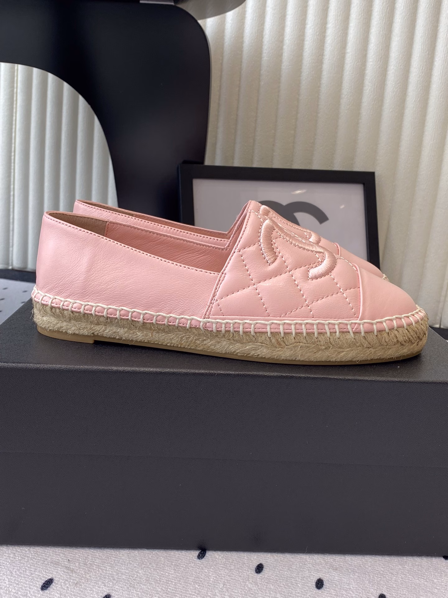 Chanel's new fisherman shoes are designed and made with heavy craftsmanship in summer. They are fashionable, casual and versatile. They are very comfortable to wear. Imported sheepskin uppers, sheepskin pads, and original hemp rope braided outsole