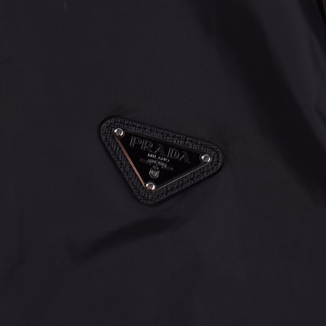 Prada 25ss classic triangle logo nylon shortsUsing technical nylon waterproof fabric, thin as a cicada's wing, cool texture, metal triangle brand logo nameplate, casual and comfortable, high quality, recommended