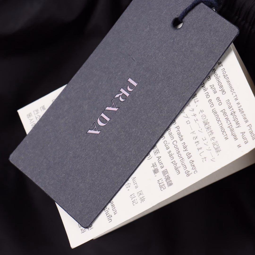 Prada 25ss classic triangle logo nylon shortsUsing technical nylon waterproof fabric, thin as a cicada's wing, cool texture, metal triangle brand logo nameplate, casual and comfortable, high quality, recommended