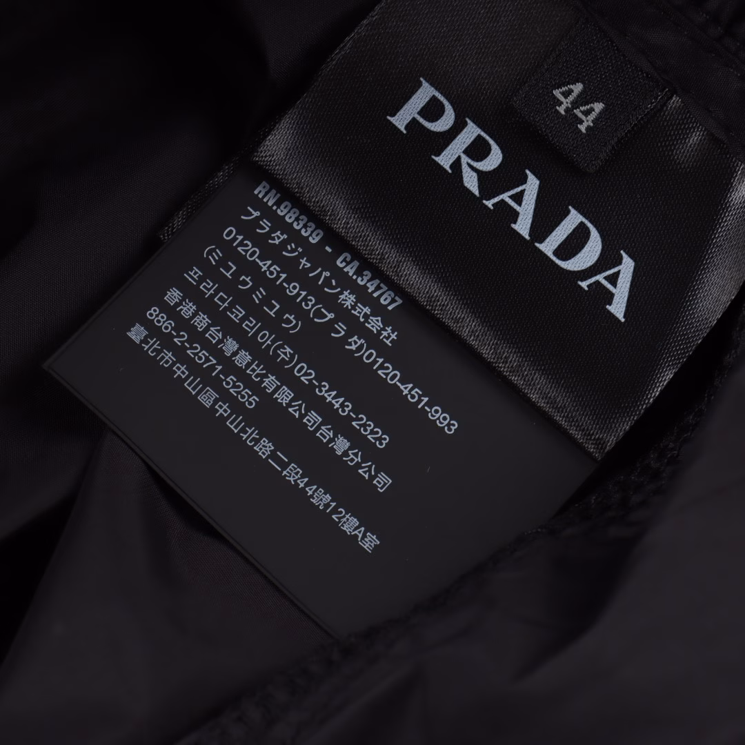 Prada 25ss classic triangle logo nylon shortsUsing technical nylon waterproof fabric, thin as a cicada's wing, cool texture, metal triangle brand logo nameplate, casual and comfortable, high quality, recommended
