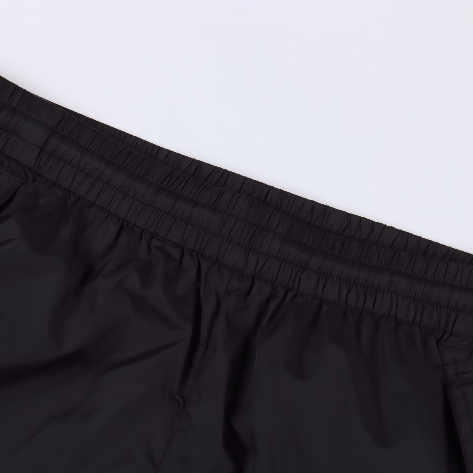 Prada 25ss classic triangle logo nylon shortsUsing technical nylon waterproof fabric, thin as a cicada's wing, cool texture, metal triangle brand logo nameplate, casual and comfortable, high quality, recommended
