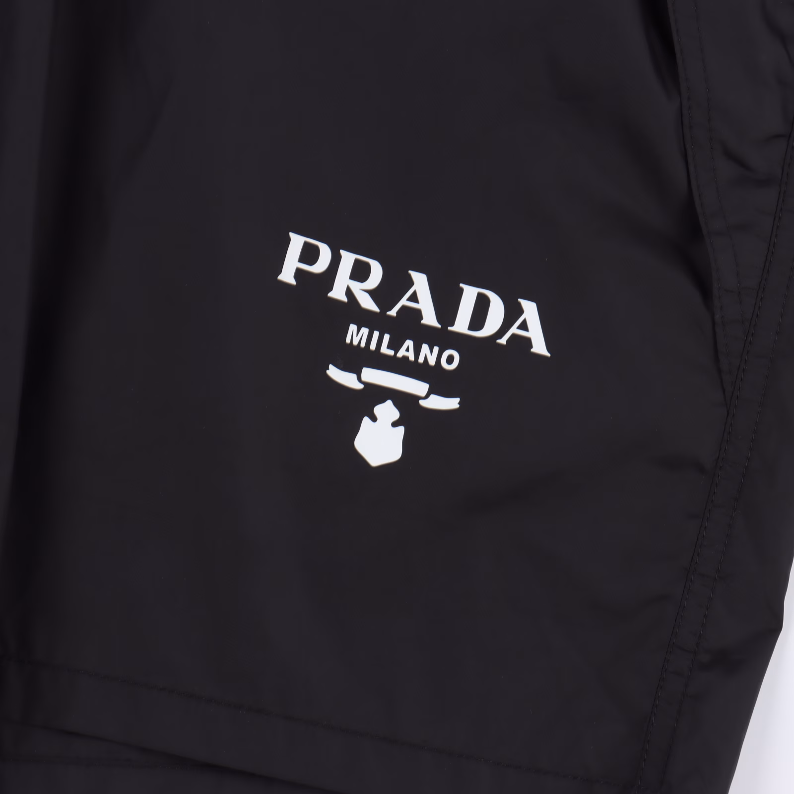 Prada 25ss printed logo nylon shortsMade of technical nylon waterproof fabric, thin as a cicada's wing, cool texture, casual and comfortable, the logo is printed on a thick board, recommended