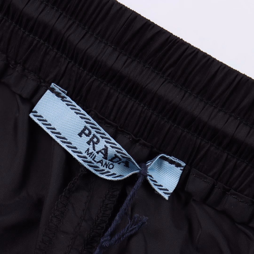 Prada 25ss printed logo nylon shortsMade of technical nylon waterproof fabric, thin as a cicada's wing, cool texture, casual and comfortable, the logo is printed on a thick board, recommended