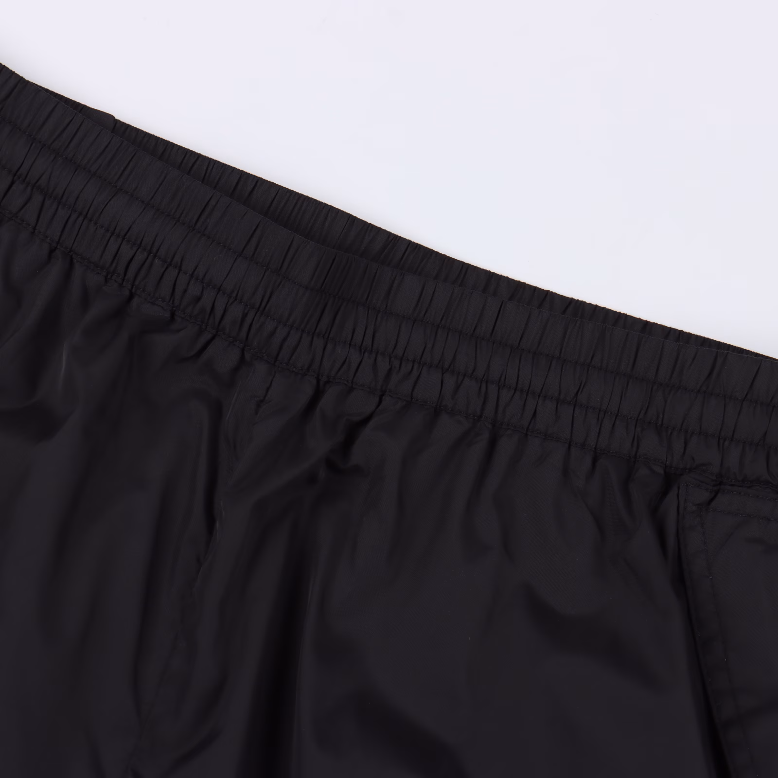 Prada 25ss printed logo nylon shortsMade of technical nylon waterproof fabric, thin as a cicada's wing, cool texture, casual and comfortable, the logo is printed on a thick board, recommended