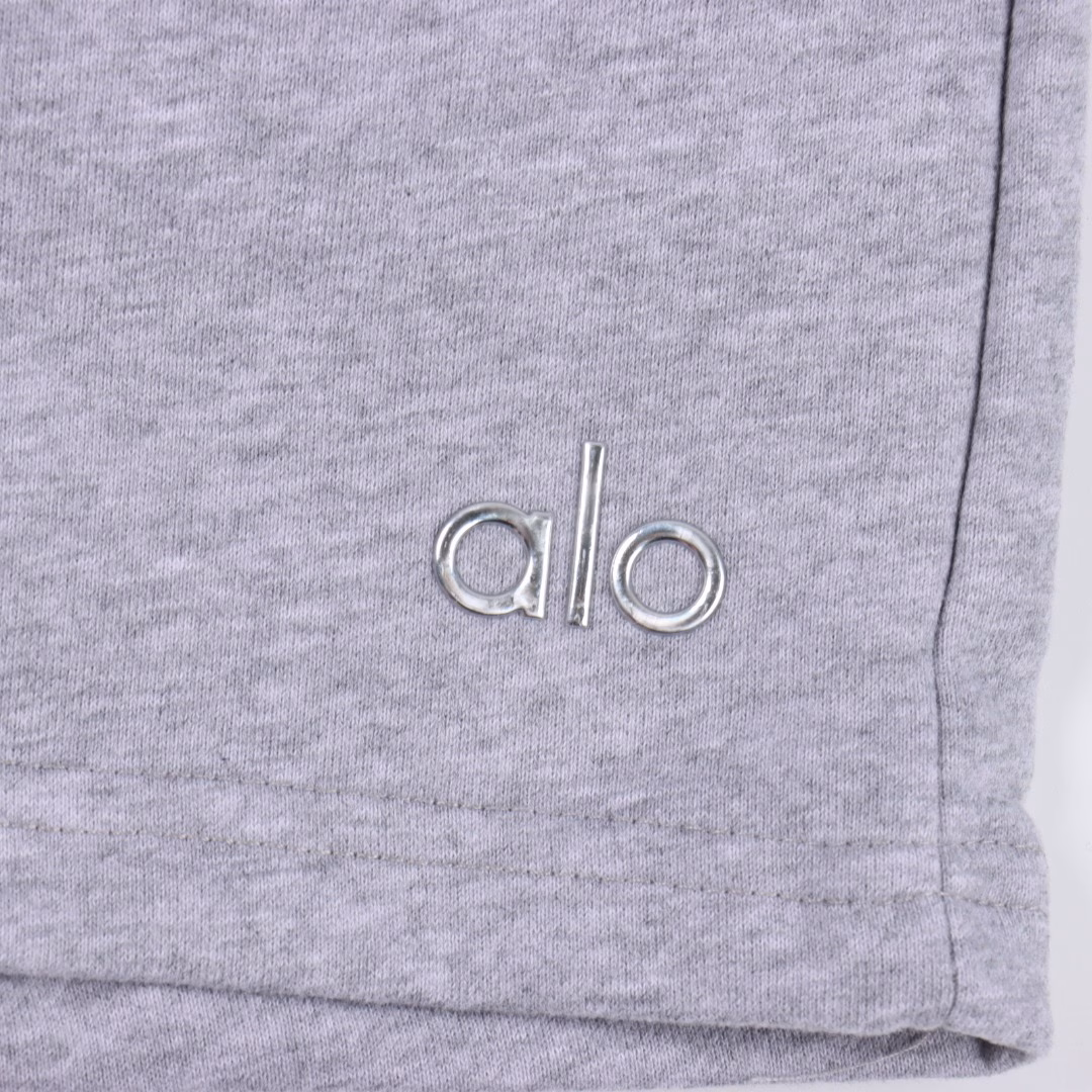 ALO 25SS silver letter shortsA relatively basic and versatile style. Made of 380g pure cotton fabric. With logo printing technology. The overall version is large and comfortable. Available now.
