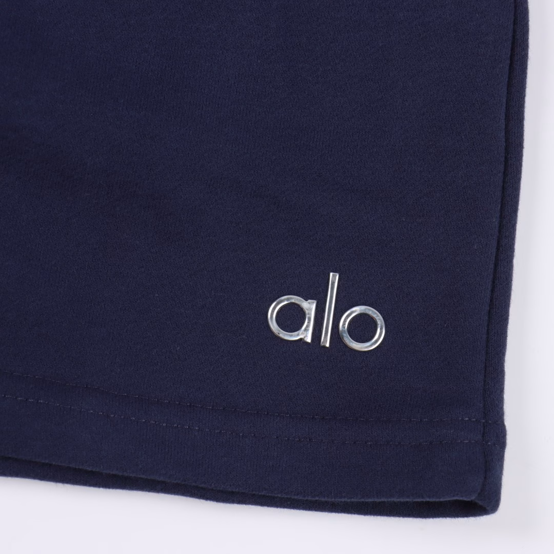 ALO 25SS silver letter shortsA relatively basic and versatile style. Made of 380g pure cotton fabric. With logo printing technology. The overall version is large and comfortable. Available now.