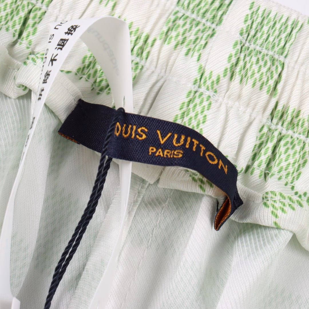 Louis Vuitton new gradient checkerboard shortsImported mulberry silk fabric, super soft and delicate, skin-friendly and comfortable to wear. Delicate checkerboard gradient color processing, from the waistband to the trouser legs, the color flows naturally!