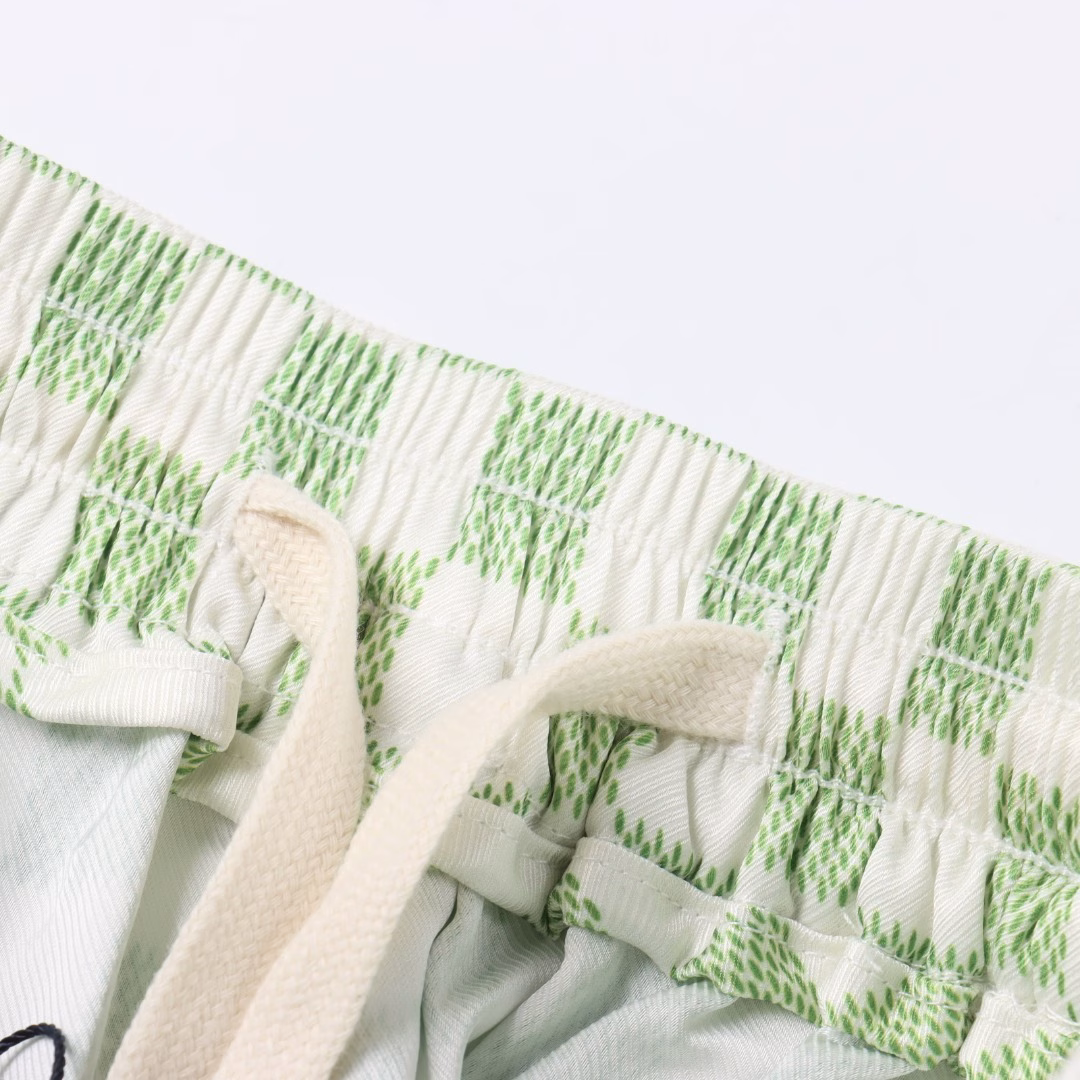 Louis Vuitton new gradient checkerboard shortsImported mulberry silk fabric, super soft and delicate, skin-friendly and comfortable to wear. Delicate checkerboard gradient color processing, from the waistband to the trouser legs, the color flows naturally!