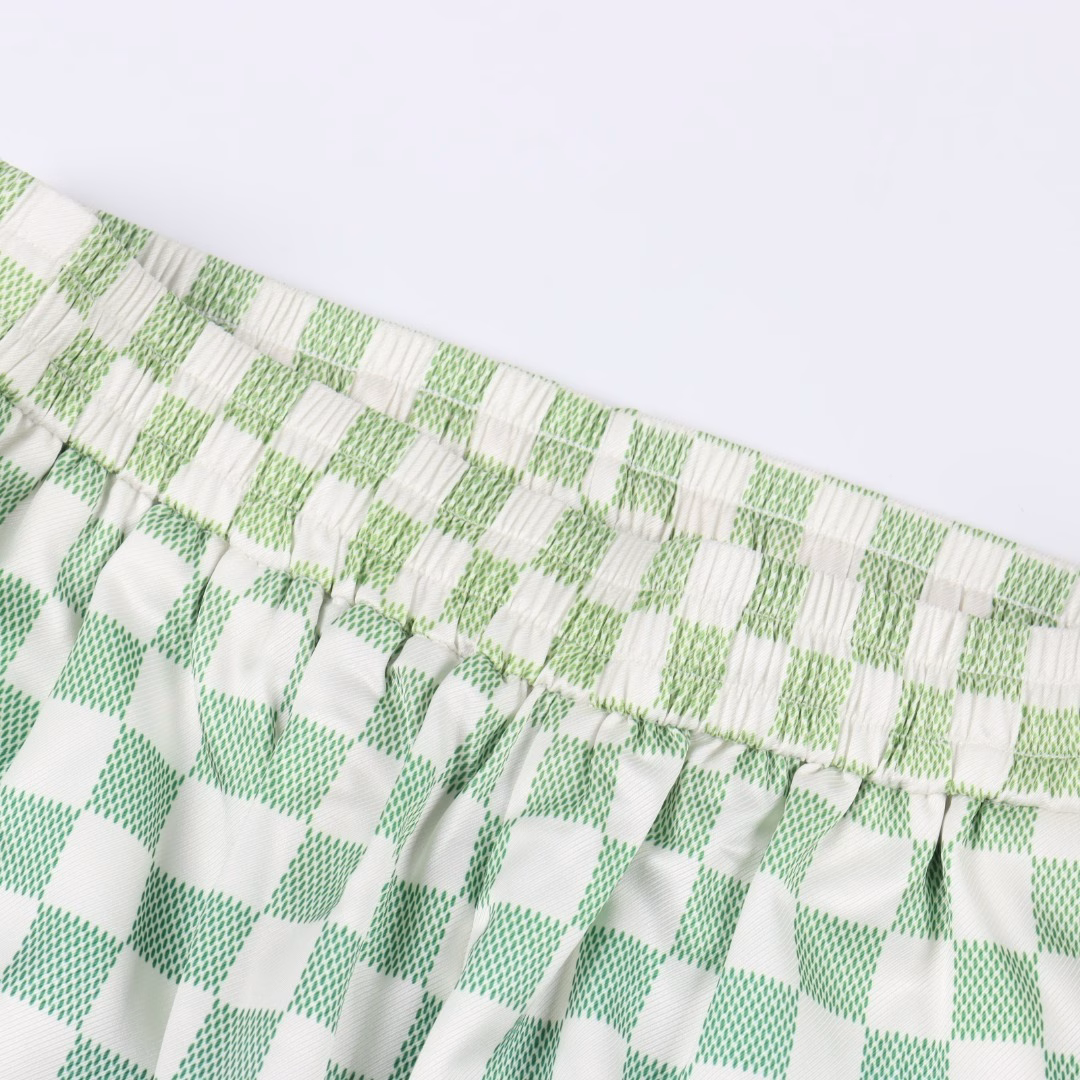 Louis Vuitton new gradient checkerboard shortsImported mulberry silk fabric, super soft and delicate, skin-friendly and comfortable to wear. Delicate checkerboard gradient color processing, from the waistband to the trouser legs, the color flows naturally!