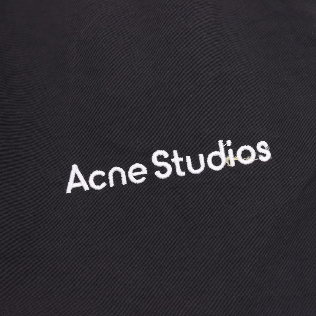 ACNE STUDIOS X KAPAA co-branded logo shortsCustomized embroidered nylon with elegant pattern, using imported machine embroidery technology, high precision, smooth and delicate lines, jacquard technology, the fabrics are all washed, the texture is better, not easy to deform, not easy to shrink, not easy to fade, customized printed waist rope, alloy pull head, trademark, slim fit