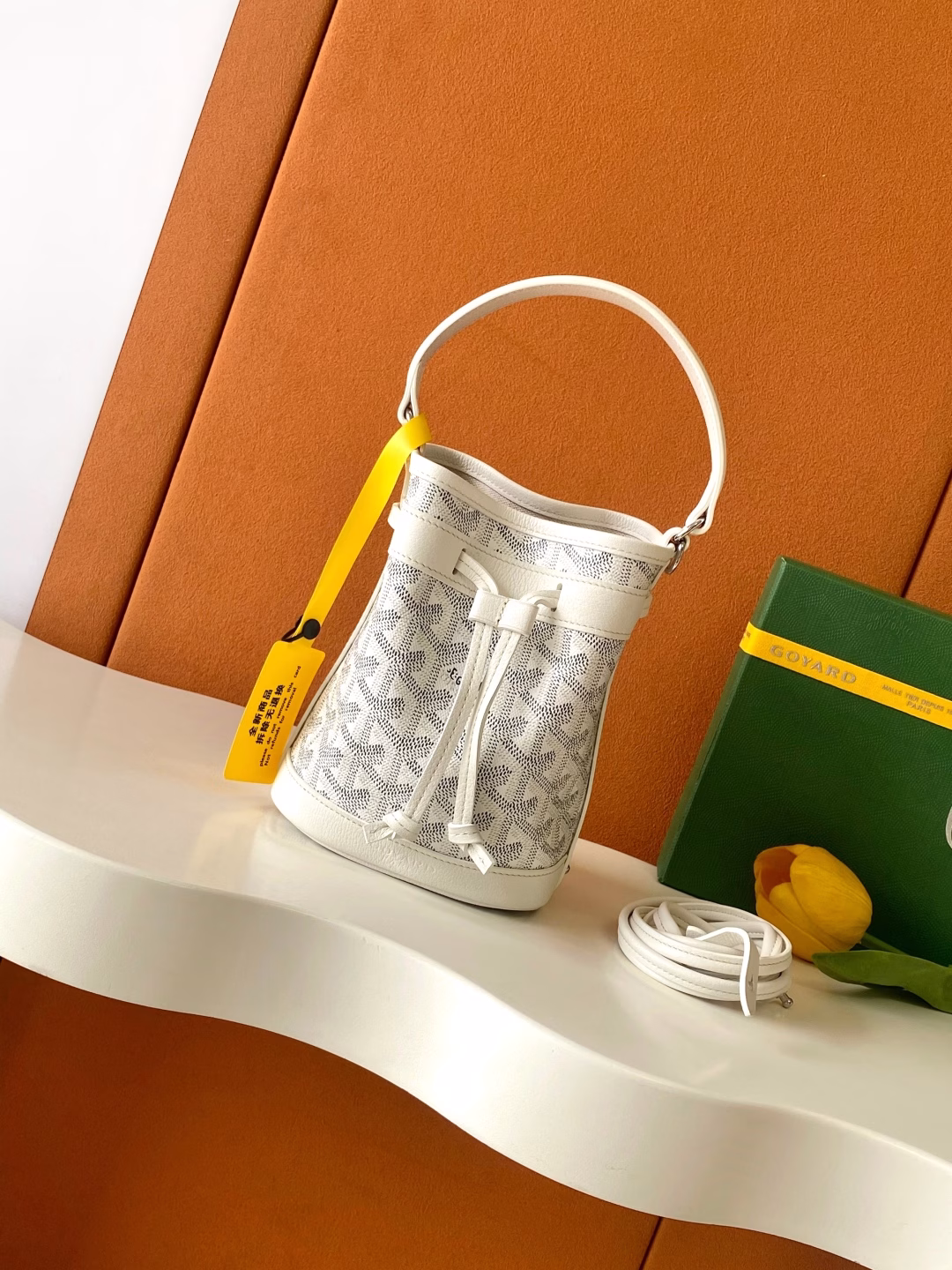 PETIT FLOT Mini Bucket BagThis bucket bag is named PETIT FLOT, which refers to the wood transportation industry that has been passed down from generation to generation in the GOYARD family. It originated from a jacquard bag launched by GOYARD in the 1960s