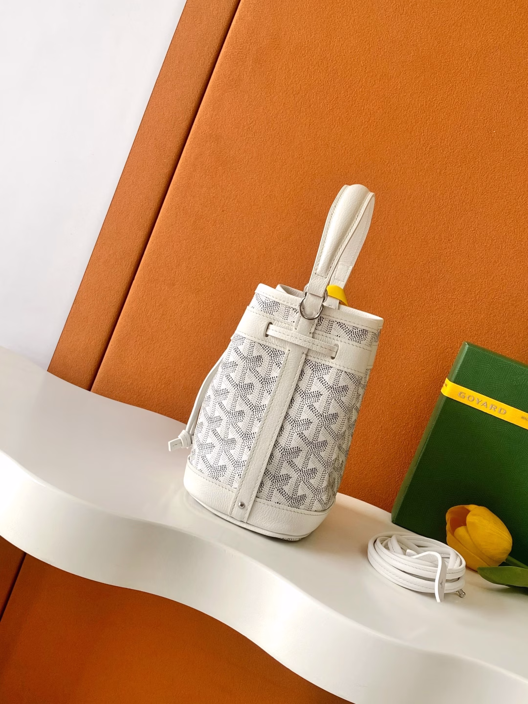 PETIT FLOT Mini Bucket BagThis bucket bag is named PETIT FLOT, which refers to the wood transportation industry that has been passed down from generation to generation in the GOYARD family. It originated from a jacquard bag launched by GOYARD in the 1960s