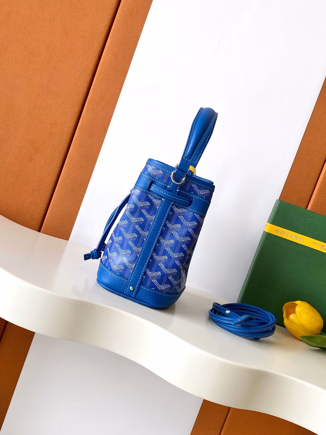 PETIT FLOT Mini Bucket BagThis bucket bag is named PETIT FLOT, which refers to the wood transportation industry that has been passed down from generation to generation in the GOYARD family. It originated from a jacquard bag launched by GOYARD in the 1960s