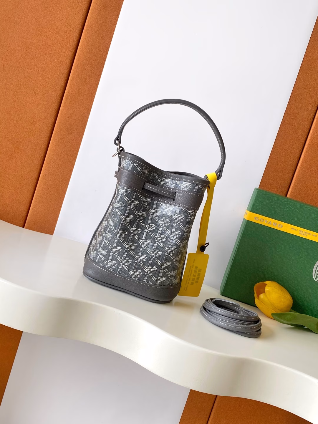 PETIT FLOT Mini Bucket BagThis bucket bag is named PETIT FLOT, which refers to the wood transportation industry that has been passed down from generation to generation in the GOYARD family. It originated from a jacquard bag launched by GOYARD in the 1960s