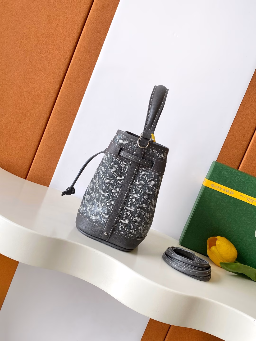 PETIT FLOT Mini Bucket BagThis bucket bag is named PETIT FLOT, which refers to the wood transportation industry that has been passed down from generation to generation in the GOYARD family. It originated from a jacquard bag launched by GOYARD in the 1960s