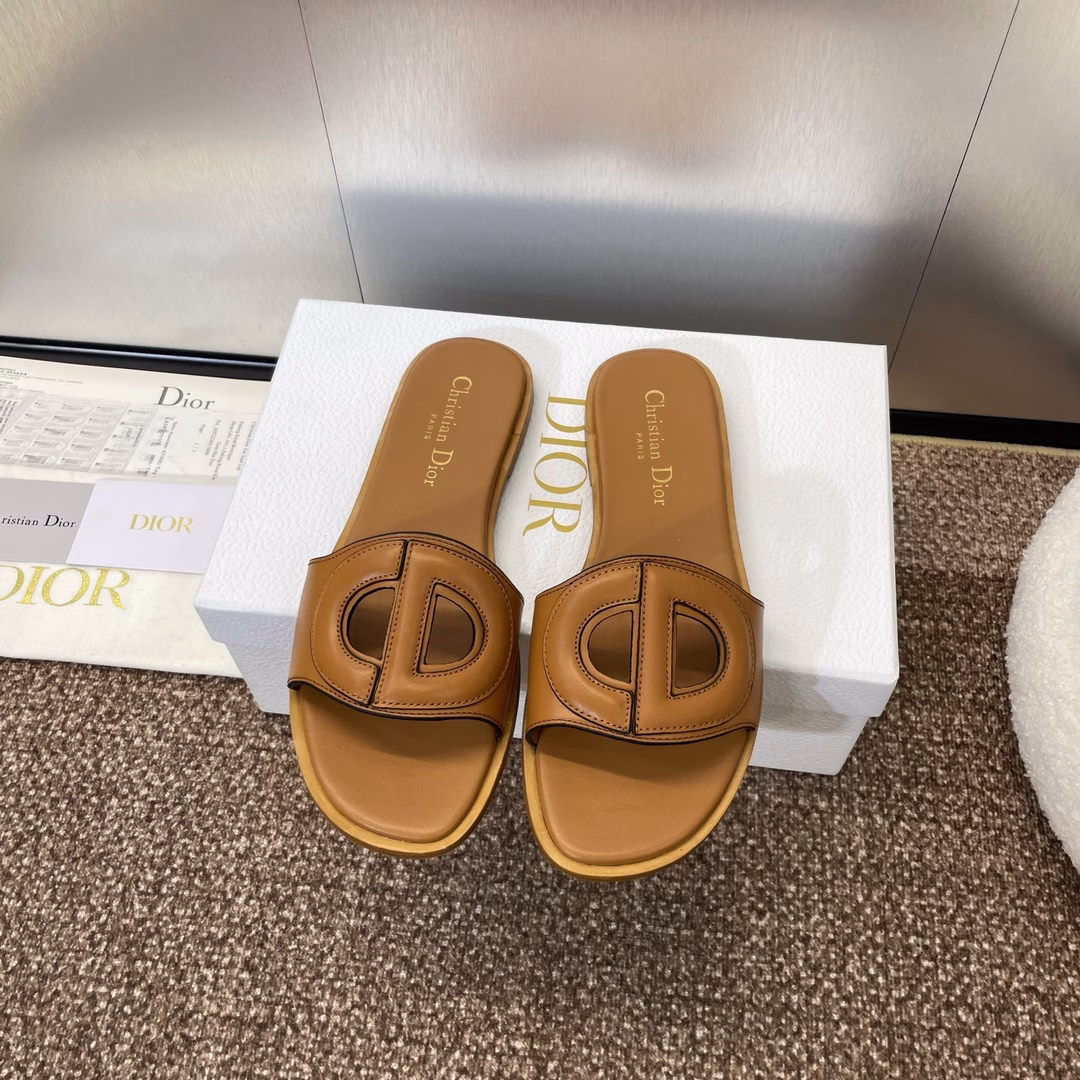 Dior 2023 Spring and Summer New D-club CD Three-dimensional Letter Logo Flat Hollow Pig Nose Women's Shoes Star-like Flip Flops Sandals High-end Top Version on the MarketMaterial: Imported calfskin upper + imported sheepskin lining + Italian leather outsole