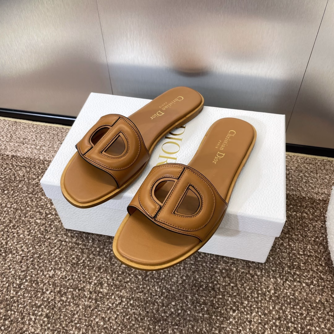 Dior 2023 Spring and Summer New D-club CD Three-dimensional Letter Logo Flat Hollow Pig Nose Women's Shoes Star-like Flip Flops Sandals High-end Top Version on the MarketMaterial: Imported calfskin upper + imported sheepskin lining + Italian leather outsole