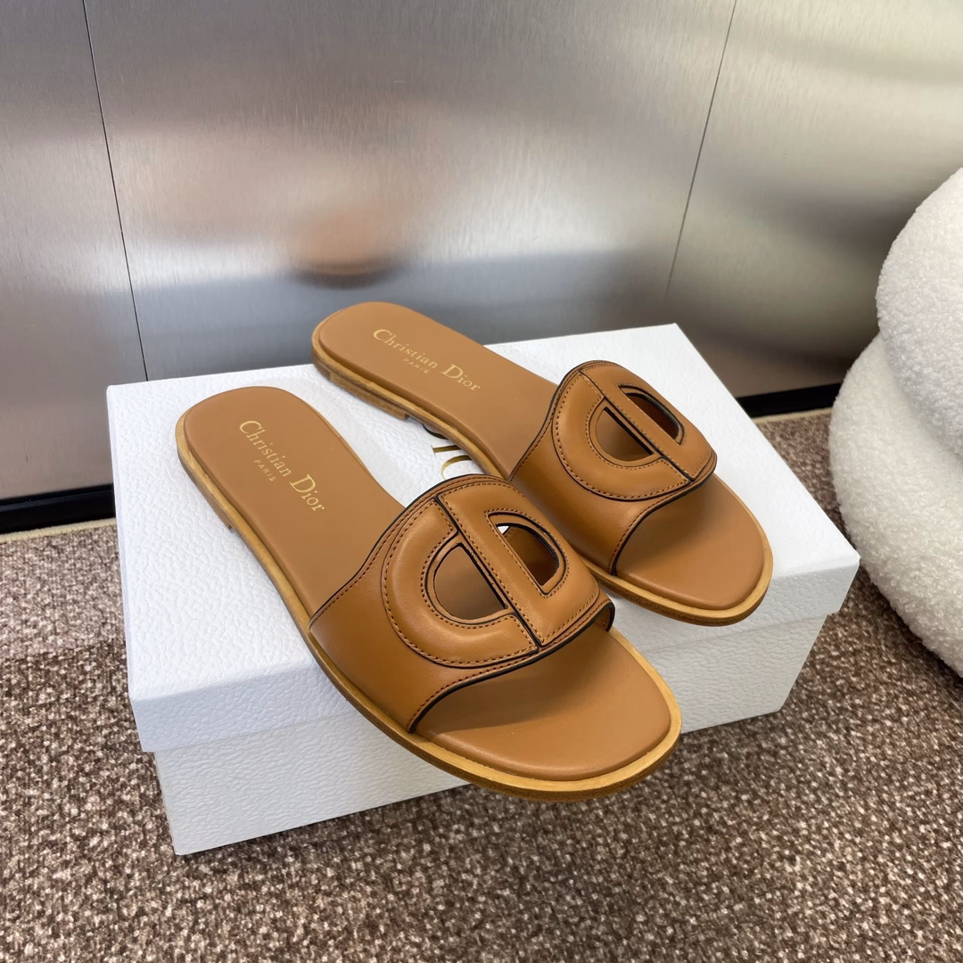 Dior 2023 Spring and Summer New D-club CD Three-dimensional Letter Logo Flat Hollow Pig Nose Women's Shoes Star-like Flip Flops Sandals High-end Top Version on the MarketMaterial: Imported calfskin upper + imported sheepskin lining + Italian leather outsole