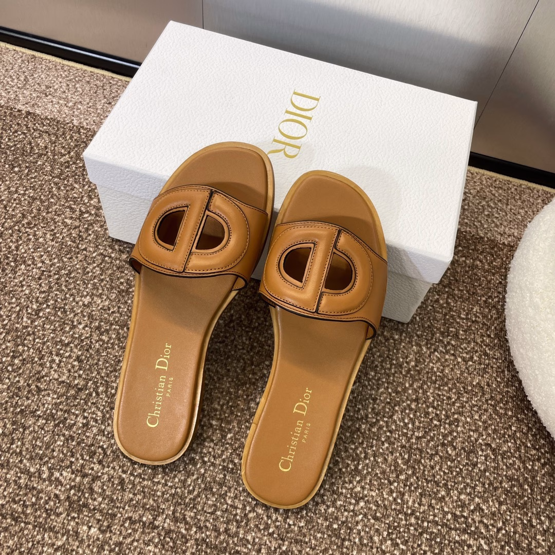 Dior 2023 Spring and Summer New D-club CD Three-dimensional Letter Logo Flat Hollow Pig Nose Women's Shoes Star-like Flip Flops Sandals High-end Top Version on the MarketMaterial: Imported calfskin upper + imported sheepskin lining + Italian leather outsole
