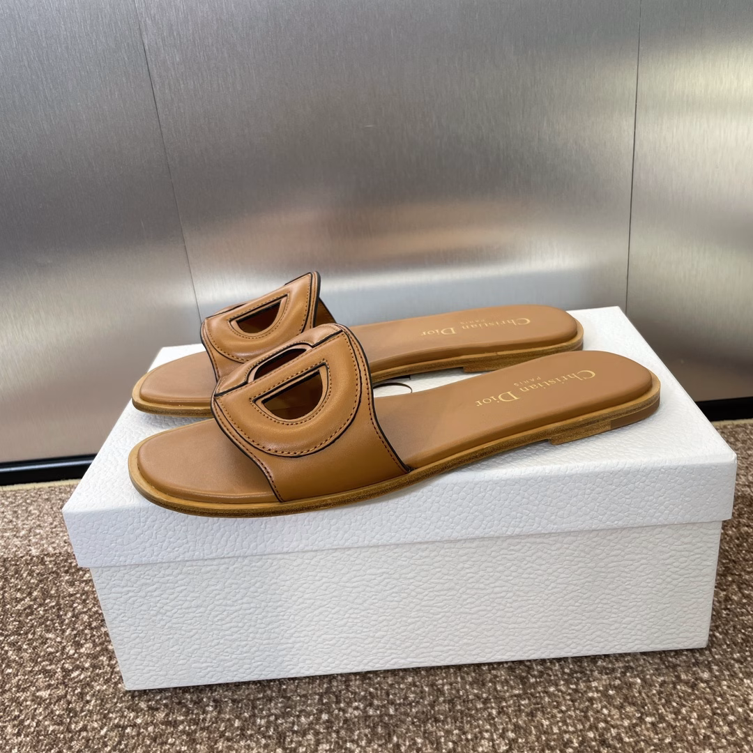 Dior 2023 Spring and Summer New D-club CD Three-dimensional Letter Logo Flat Hollow Pig Nose Women's Shoes Star-like Flip Flops Sandals High-end Top Version on the MarketMaterial: Imported calfskin upper + imported sheepskin lining + Italian leather outsole