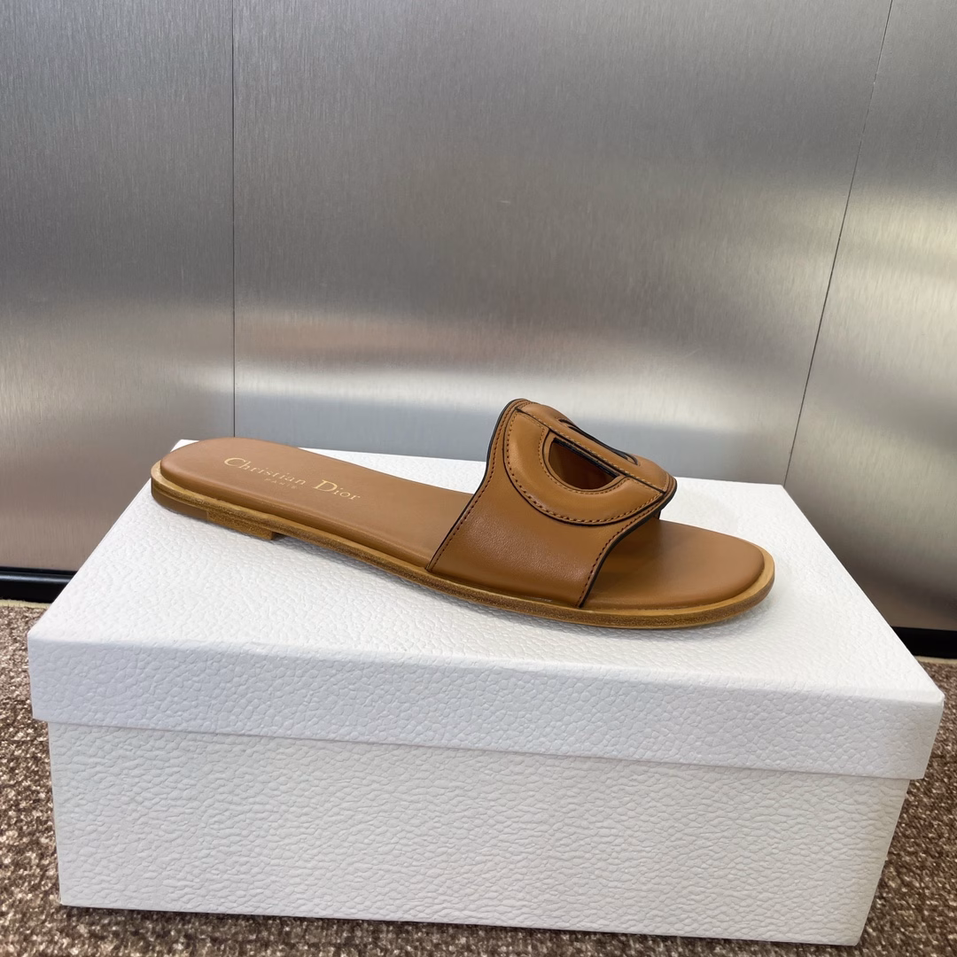Dior 2023 Spring and Summer New D-club CD Three-dimensional Letter Logo Flat Hollow Pig Nose Women's Shoes Star-like Flip Flops Sandals High-end Top Version on the MarketMaterial: Imported calfskin upper + imported sheepskin lining + Italian leather outsole