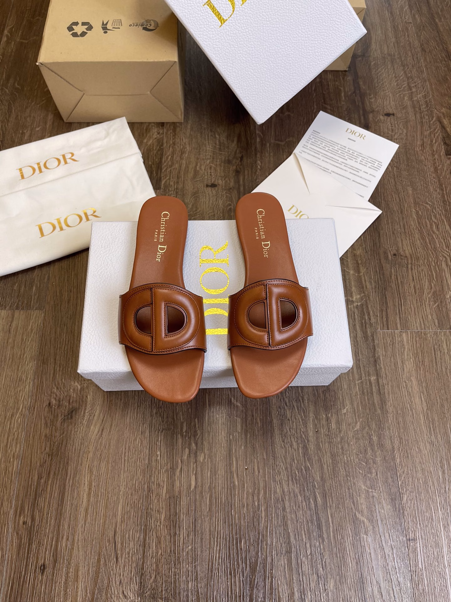 Dior's new spring and summer Paris Fashion Week CD buckle slippers are now available in the entire series. The upper is made of imported calfskin leather, the sheepskin lining is matched with a soft original custom leather outsole. Original packaging
