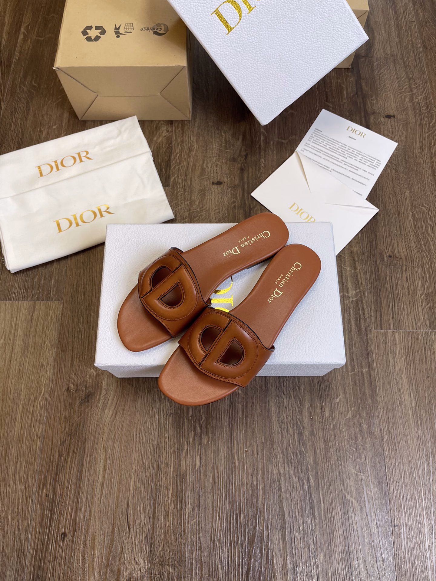 Dior's new spring and summer Paris Fashion Week CD buckle slippers are now available in the entire series. The upper is made of imported calfskin leather, the sheepskin lining is matched with a soft original custom leather outsole. Original packaging