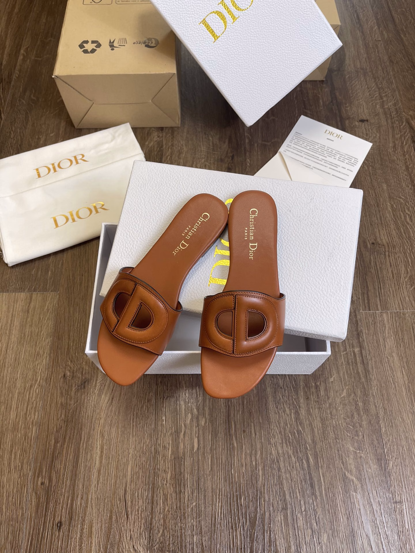 Dior's new spring and summer Paris Fashion Week CD buckle slippers are now available in the entire series. The upper is made of imported calfskin leather, the sheepskin lining is matched with a soft original custom leather outsole. Original packaging
