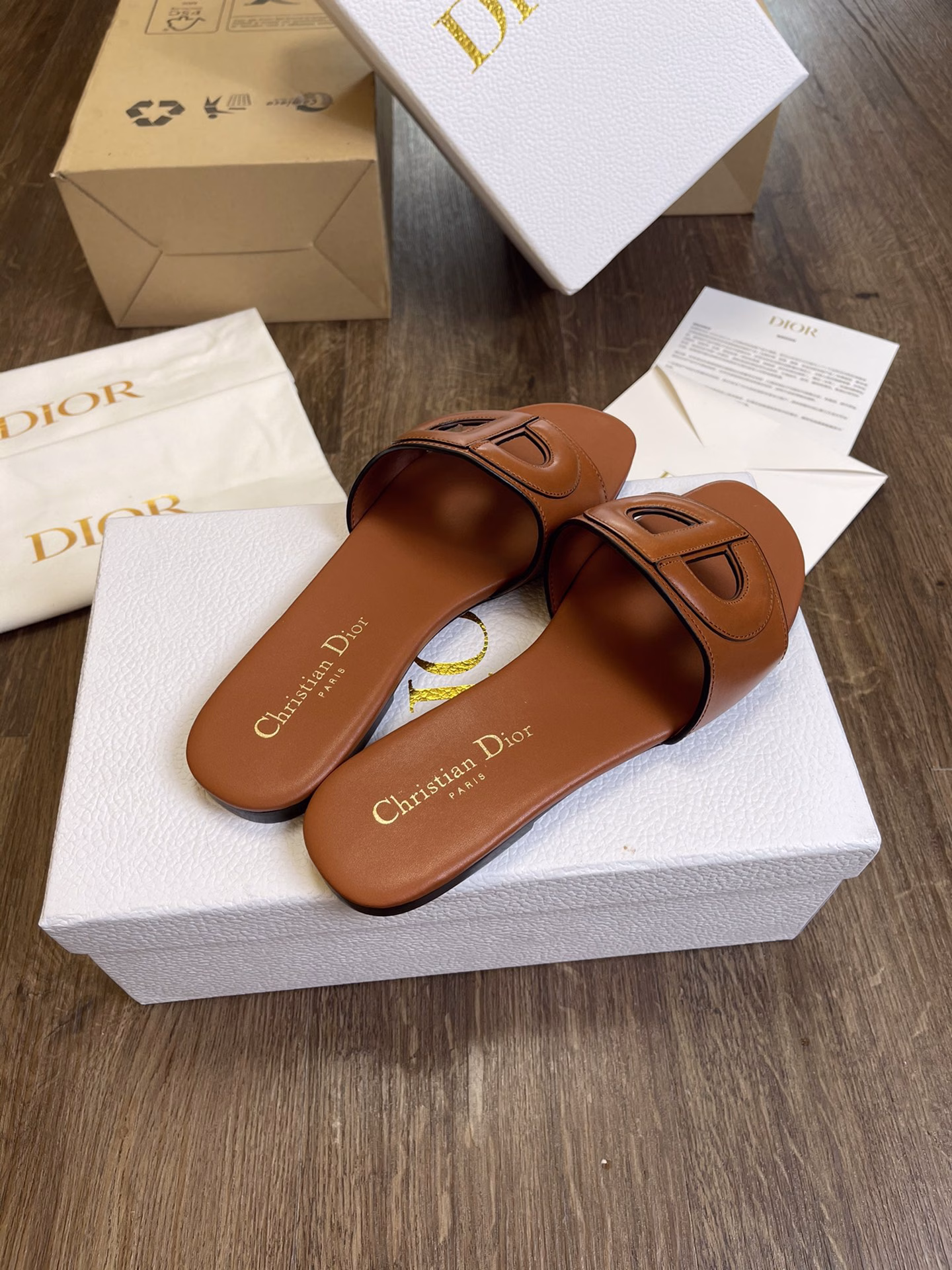 Dior's new spring and summer Paris Fashion Week CD buckle slippers are now available in the entire series. The upper is made of imported calfskin leather, the sheepskin lining is matched with a soft original custom leather outsole. Original packaging