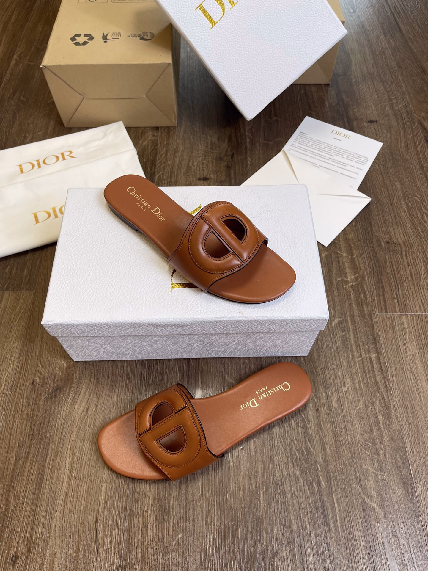 Dior's new spring and summer Paris Fashion Week CD buckle slippers are now available in the entire series. The upper is made of imported calfskin leather, the sheepskin lining is matched with a soft original custom leather outsole. Original packaging