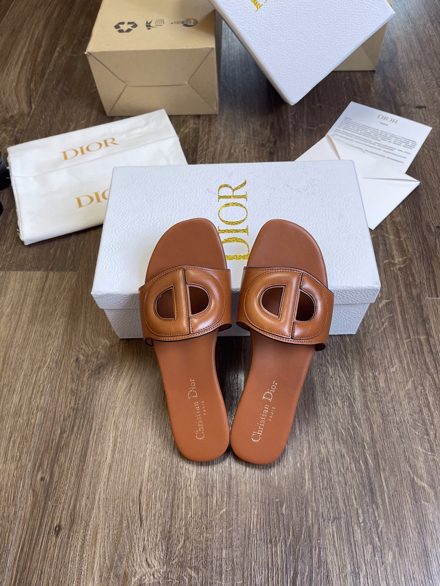 Dior's new spring and summer Paris Fashion Week CD buckle slippers are now available in the entire series. The upper is made of imported calfskin leather, the sheepskin lining is matched with a soft original custom leather outsole. Original packaging