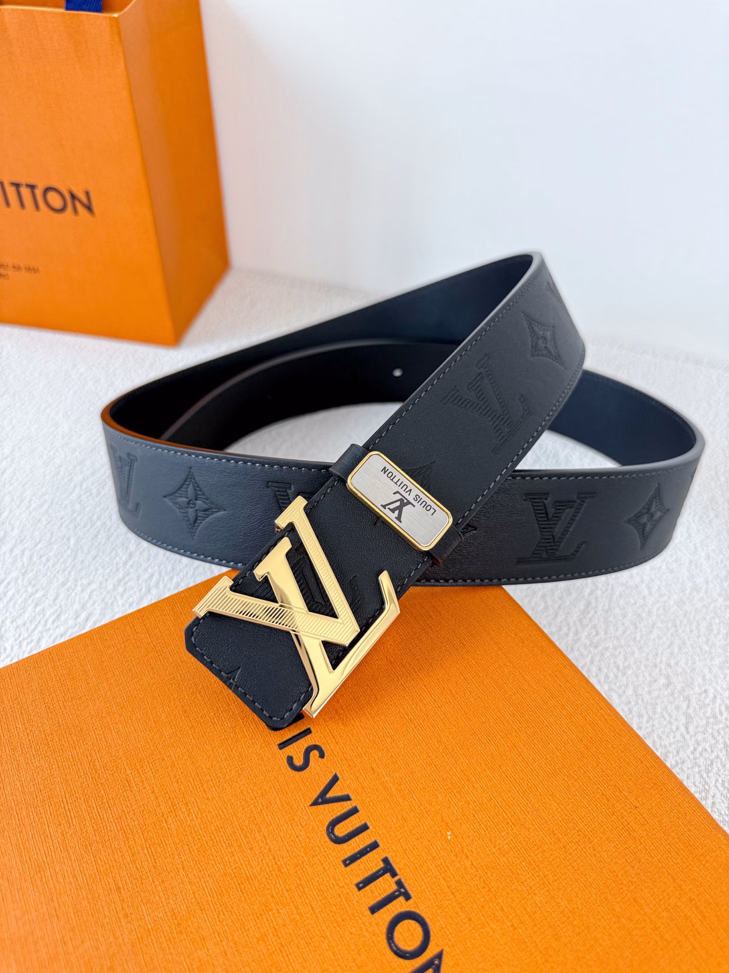 LV..Louis..Vuitton✈️Belt•Leather belt•Original P150Buckle, classic pure steel buckle, top layer cowhide, real picture takenMaterial: 🐂Top layer cowhide, buckle series, pure steel buckle head, palladium plating process will never fade. Original classic plain print ➕ top layer plain leather bottom, silver buckle, can be used on both sides, pure steel buckle head, same quality as the counter, first choice for gifting and personal use✈️
