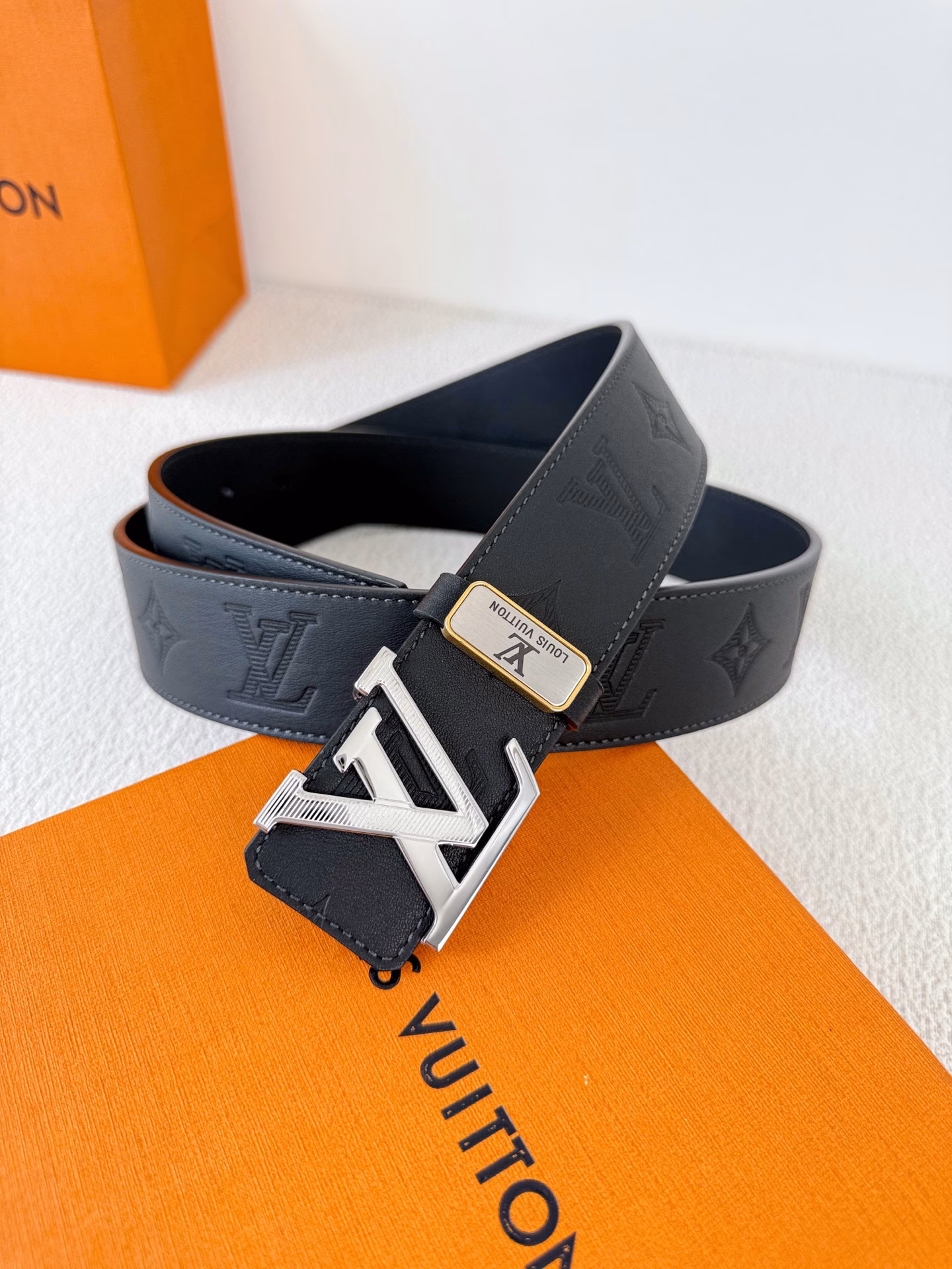 LV..Louis..Vuitton✈️Belt•Leather belt•Original P150Buckle, classic pure steel buckle, top layer cowhide, real picture takenMaterial: 🐂Top layer cowhide, buckle series, pure steel buckle head, palladium plating process will never fade. Original classic plain print ➕ top layer plain leather bottom, silver buckle, can be used on both sides, pure steel buckle head, same quality as the counter, first choice for gifting and personal use✈️