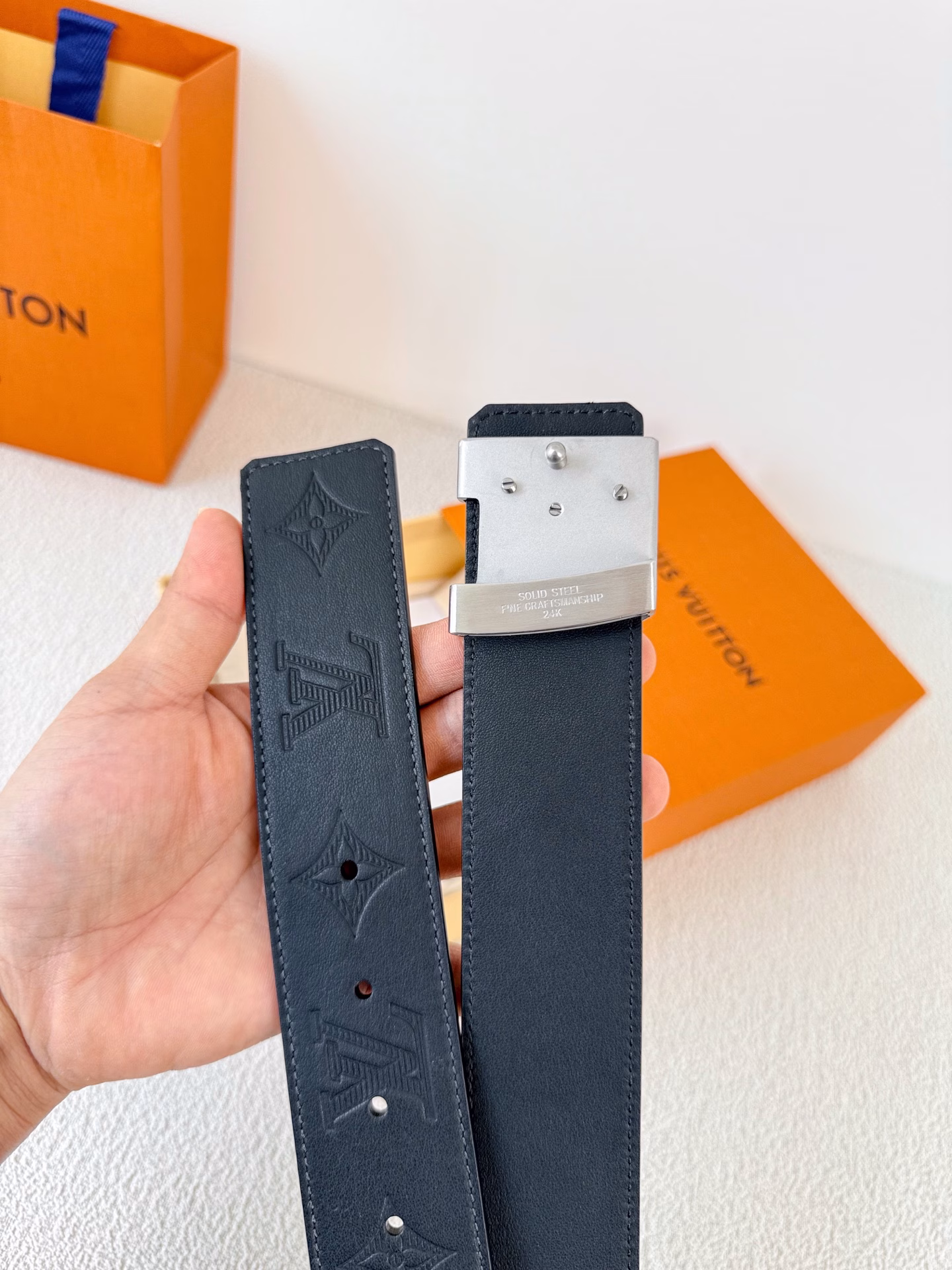 LV..Louis..Vuitton✈️Belt•Leather belt•Original P150Buckle, classic pure steel buckle, top layer cowhide, real picture takenMaterial: 🐂Top layer cowhide, buckle series, pure steel buckle head, palladium plating process will never fade. Original classic plain print ➕ top layer plain leather bottom, silver buckle, can be used on both sides, pure steel buckle head, same quality as the counter, first choice for gifting and personal use✈️