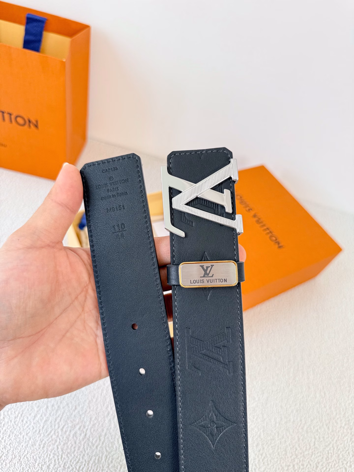 LV..Louis..Vuitton✈️Belt•Leather belt•Original P150Buckle, classic pure steel buckle, top layer cowhide, real picture takenMaterial: 🐂Top layer cowhide, buckle series, pure steel buckle head, palladium plating process will never fade. Original classic plain print ➕ top layer plain leather bottom, silver buckle, can be used on both sides, pure steel buckle head, same quality as the counter, first choice for gifting and personal use✈️