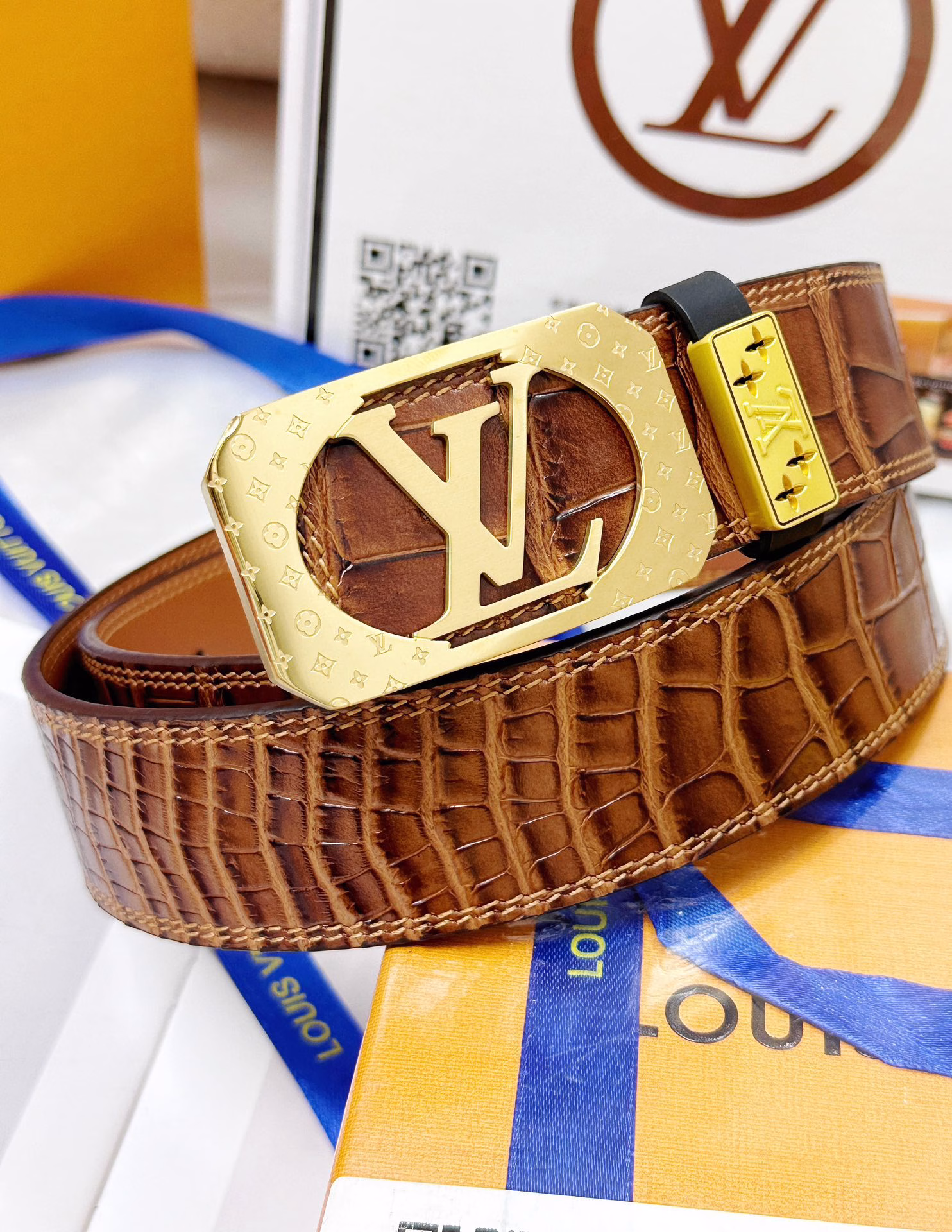LV..Louis..Vuitton️✈️Top replica.P150🎁Belt: Original quality🐂100% imported top layer cowhide, guaranteed genuine leather. Carved hollow design💠24K pure steel buckle. Never fade🌈Imported original crocodile leather texture. Purely handmade double-thread sewing process🎨Double-sided dual-use✨Same quality as the counter, the first choice for gifting and personal use
