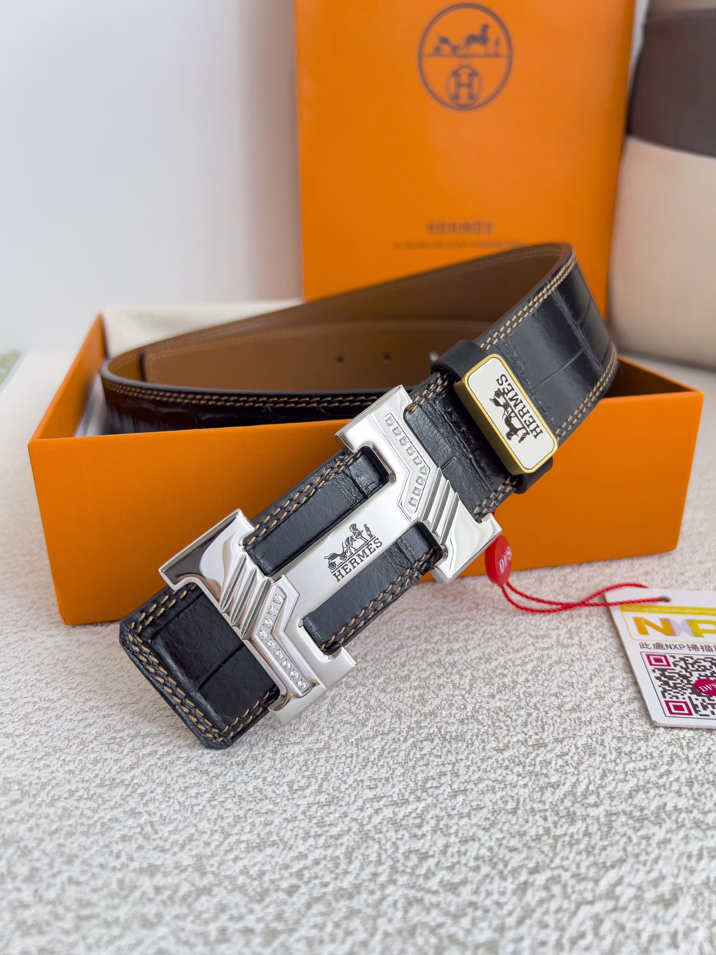 Hermes ✈️ belt·leather belt·original p200Model: buckle, classic pure steel buckle, double-sided first-layer cowhide, real-life photoMaterial: 🐂 double-sided first-layer cowhide, buckle series, pure steel buckle, palladium-plated electroplating process hardware will never fade. The belt body can be used on both sides, classic first-layer cowhide crocodile pattern double line + earth yellow first-layer flat bottom, diamond-studded pattern buckle, pure steel buckle, belt body can be used on both sides, same quality as counters, first choice for gifts and personal use