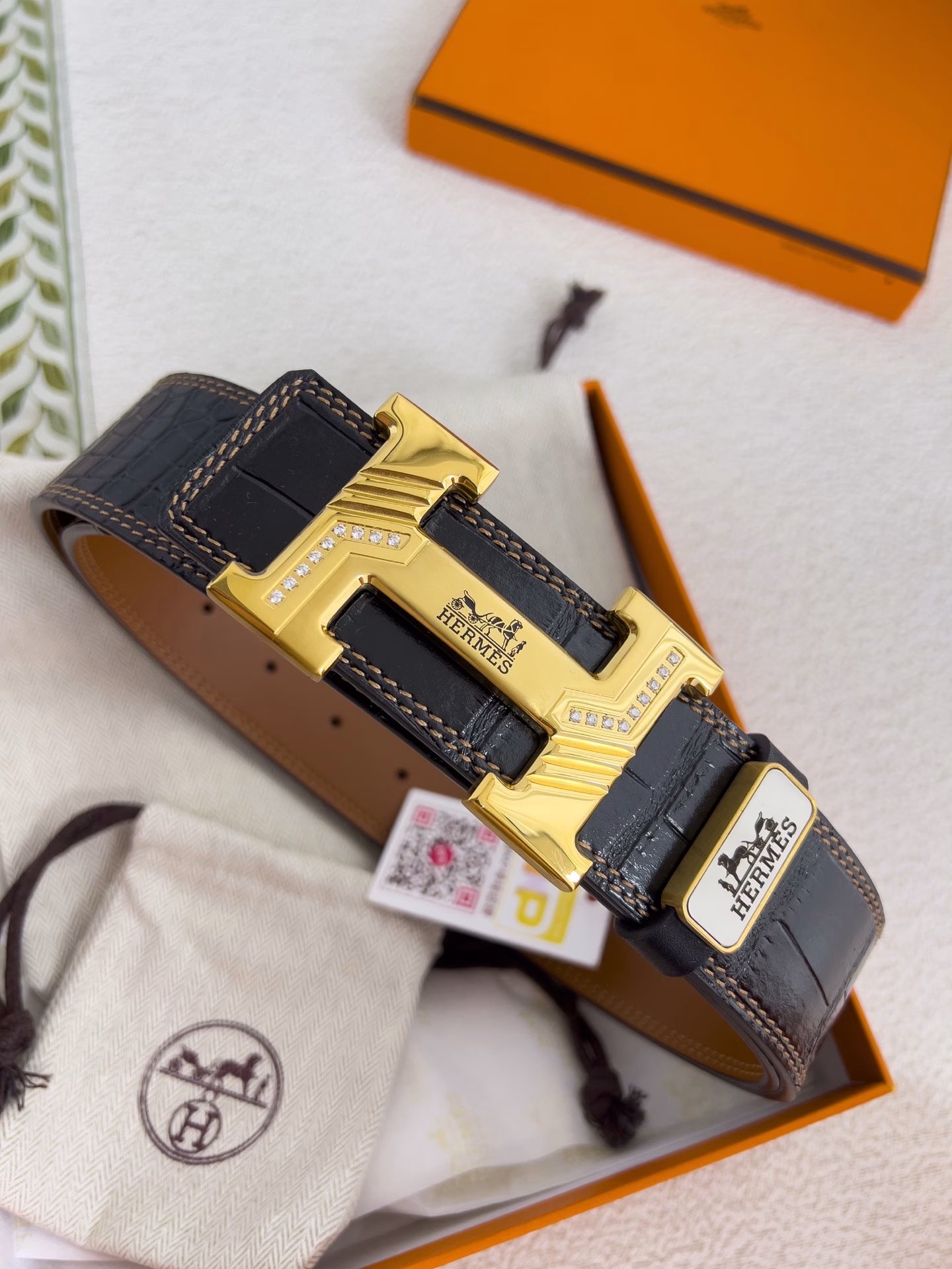 Hermes ✈️ belt·leather belt·original p200Model: buckle, classic pure steel buckle, double-sided first-layer cowhide, real-life photoMaterial: 🐂 double-sided first-layer cowhide, buckle series, pure steel buckle, palladium-plated electroplating process hardware will never fade. The belt body can be used on both sides, classic first-layer cowhide crocodile pattern double line + earth yellow first-layer flat bottom, diamond-studded pattern buckle, pure steel buckle, belt body can be used on both sides, same quality as counters, first choice for gifts and personal use