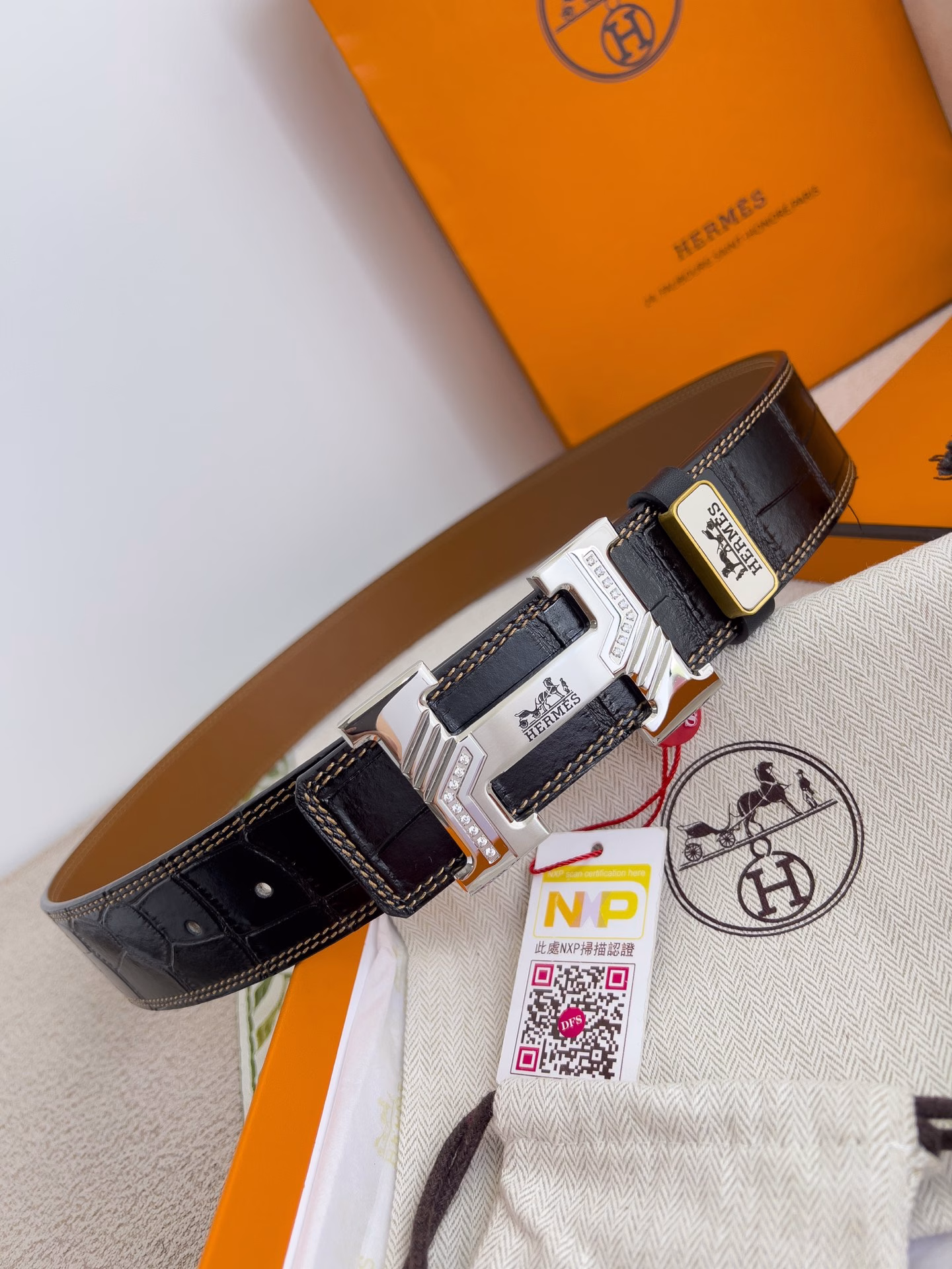 Hermes ✈️ belt·leather belt·original p200Model: buckle, classic pure steel buckle, double-sided first-layer cowhide, real-life photoMaterial: 🐂 double-sided first-layer cowhide, buckle series, pure steel buckle, palladium-plated electroplating process hardware will never fade. The belt body can be used on both sides, classic first-layer cowhide crocodile pattern double line + earth yellow first-layer flat bottom, diamond-studded pattern buckle, pure steel buckle, belt body can be used on both sides, same quality as counters, first choice for gifts and personal use