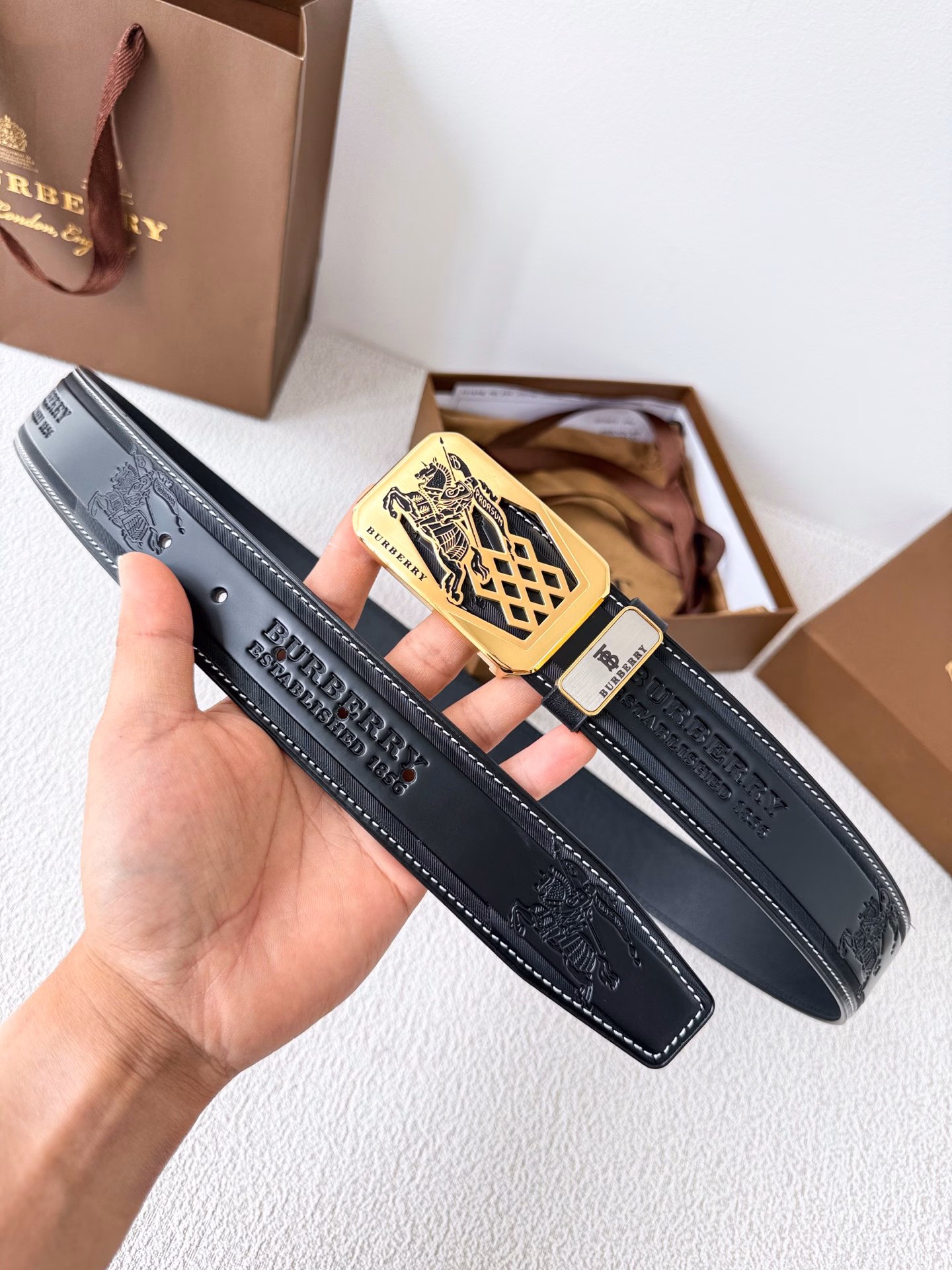 Burberry ✈️ belt·leather belt·original P160Model: buckle, classic pure steel buckle, real shot, first layer cowhideMaterial: 🐂100% first layer cowhide, guaranteed genuine leather. 🌈Double-sided ✨Same quality as the counter, classic double-sided first layer cowhide printed pattern ➕ first layer plain grain, pure steel classic buckle, the belt body can be freely cut, can be used on both sides, first choice for gifting or personal use