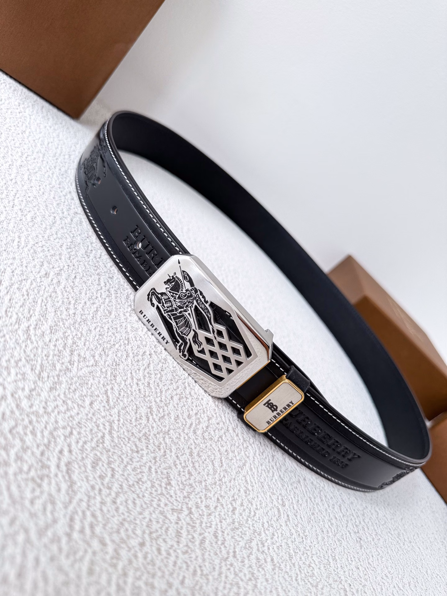 Burberry ✈️ belt·leather belt·original P160Model: buckle, classic pure steel buckle, real shot, first layer cowhideMaterial: 🐂100% first layer cowhide, guaranteed genuine leather. 🌈Double-sided ✨Same quality as the counter, classic double-sided first layer cowhide printed pattern ➕ first layer plain grain, pure steel classic buckle, the belt body can be freely cut, can be used on both sides, first choice for gifting or personal use