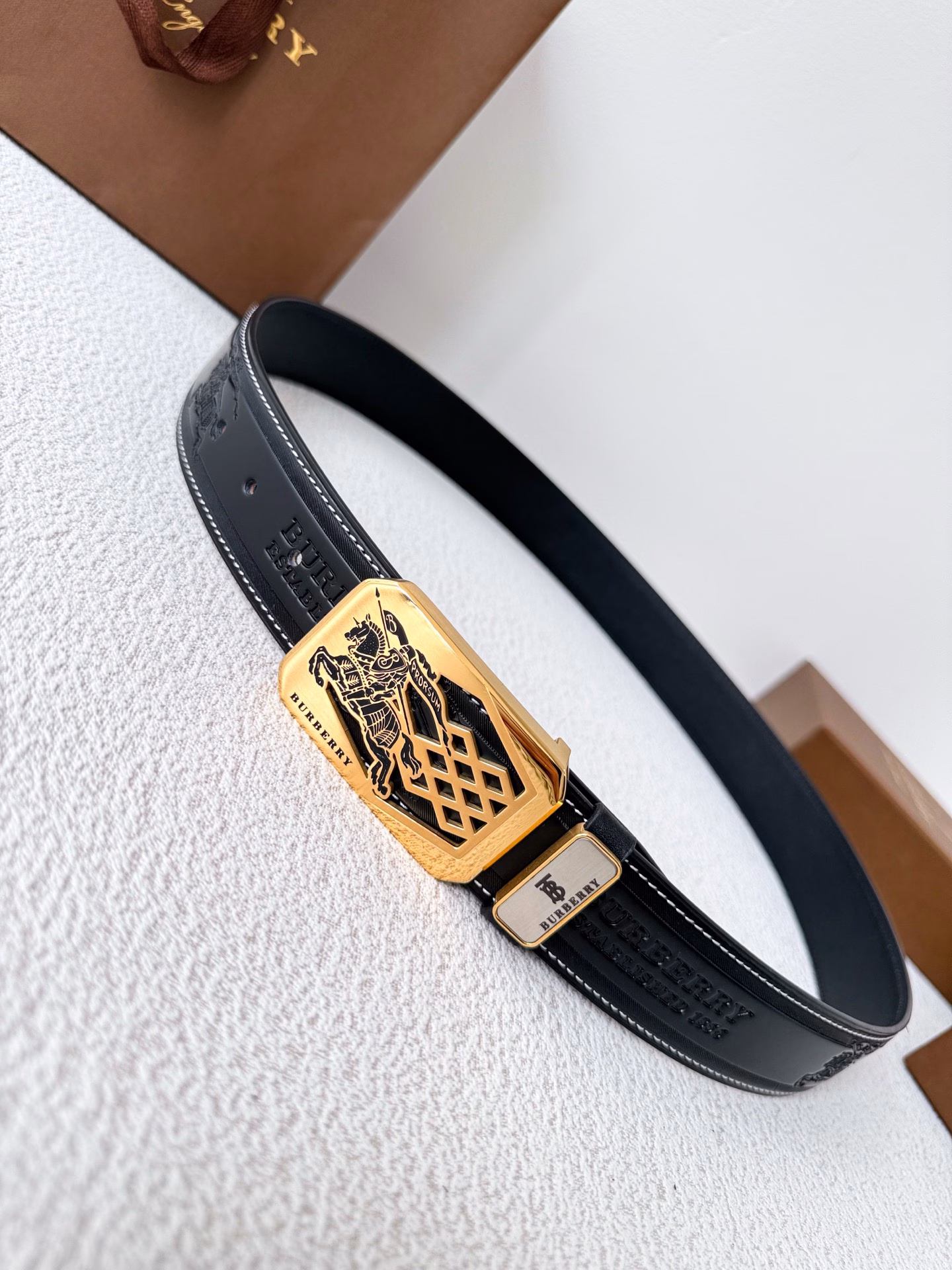 Burberry ✈️ belt·leather belt·original P160Model: buckle, classic pure steel buckle, real shot, first layer cowhideMaterial: 🐂100% first layer cowhide, guaranteed genuine leather. 🌈Double-sided ✨Same quality as the counter, classic double-sided first layer cowhide printed pattern ➕ first layer plain grain, pure steel classic buckle, the belt body can be freely cut, can be used on both sides, first choice for gifting or personal use